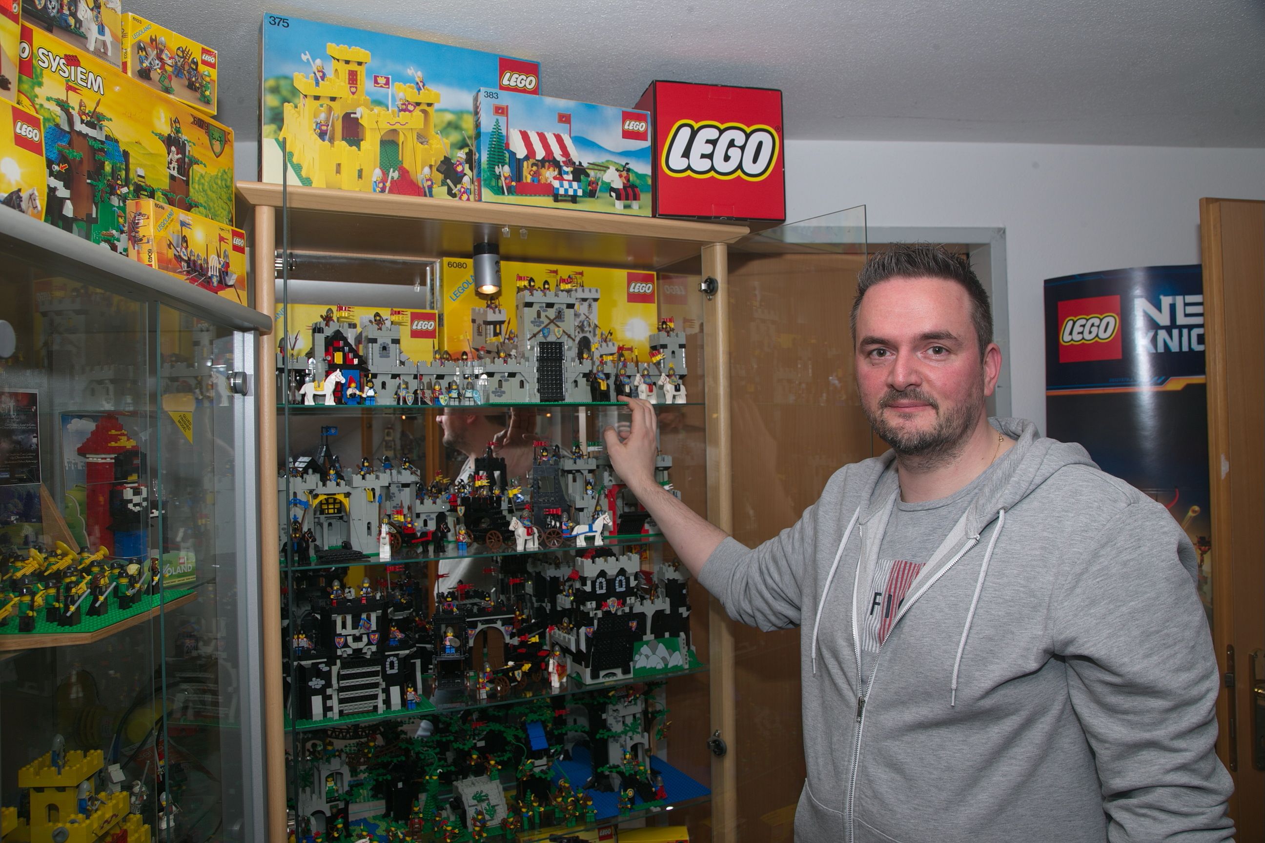 Claus Mayr-Zaininger hat rund 12.000 Lego-Männchen in seinem Keller.