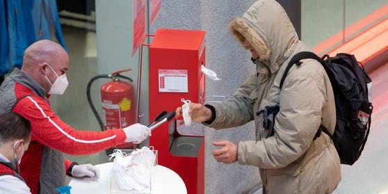 Nach dem Schwindel-Skandal nehmen die großen Supermarkt-Ketten die Hygiene-Austria-Masken aus dem Sortiment.