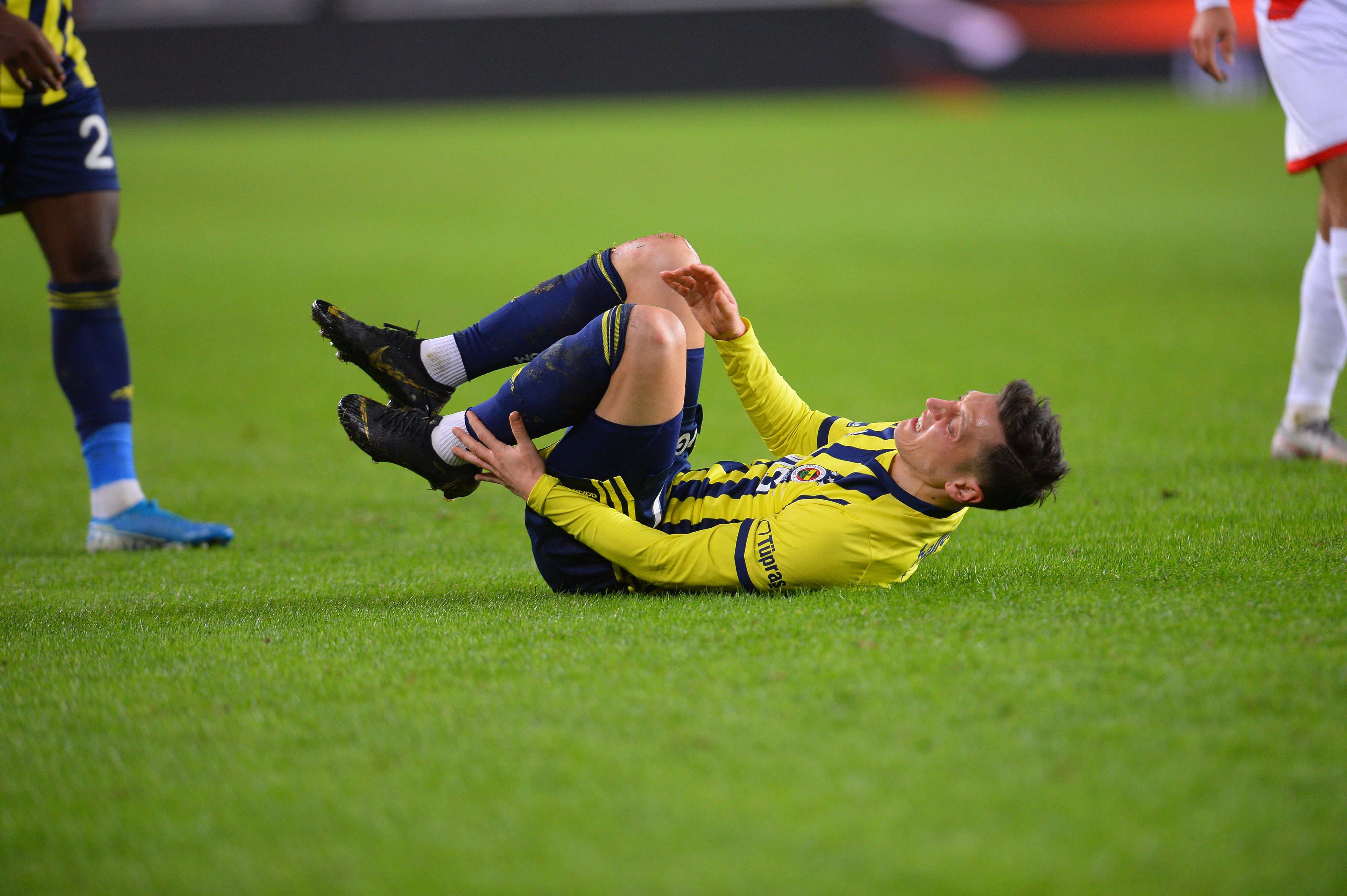 Mesut Özil leidet sichtlich unter großen Schmerzen.