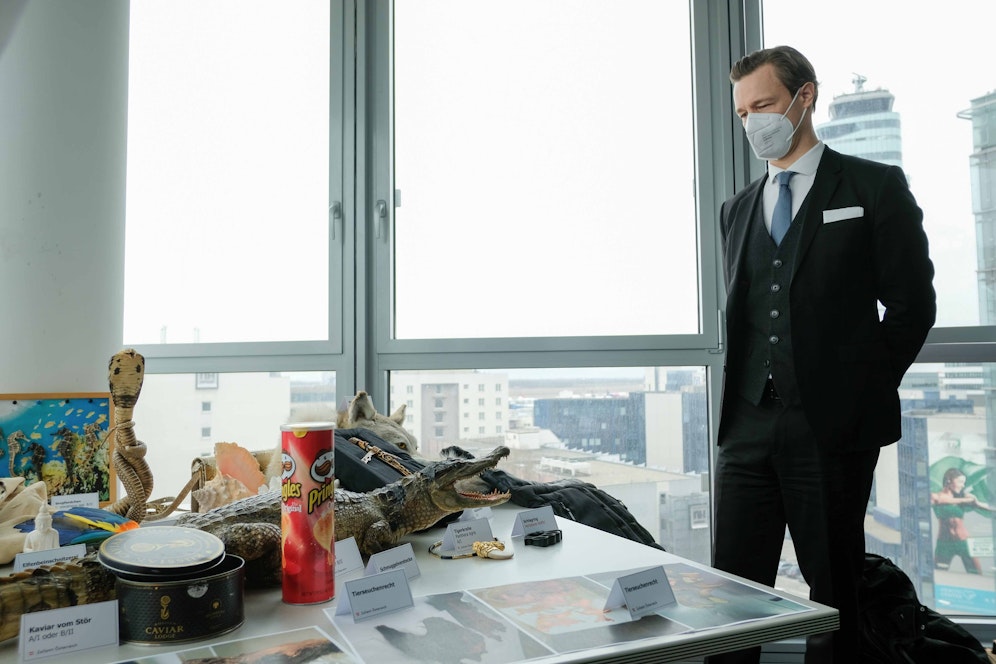 Minister Gernot Blümel (VP) am Flughafen mit Massen an Schmuggelware.