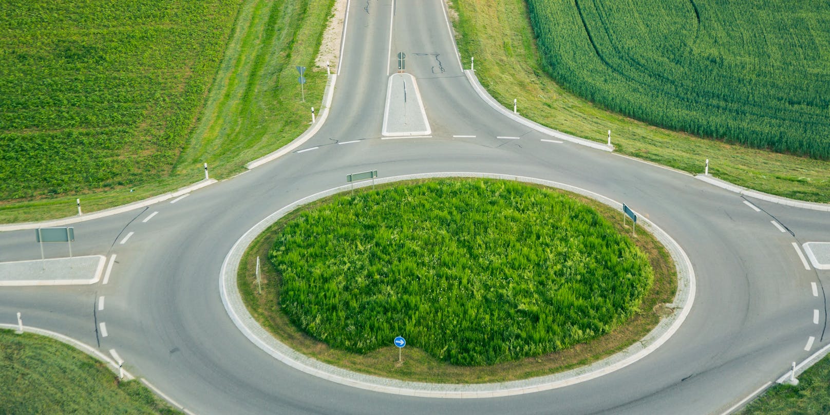Luftaufnahme eines Kreisverkehrs. Symbolbild