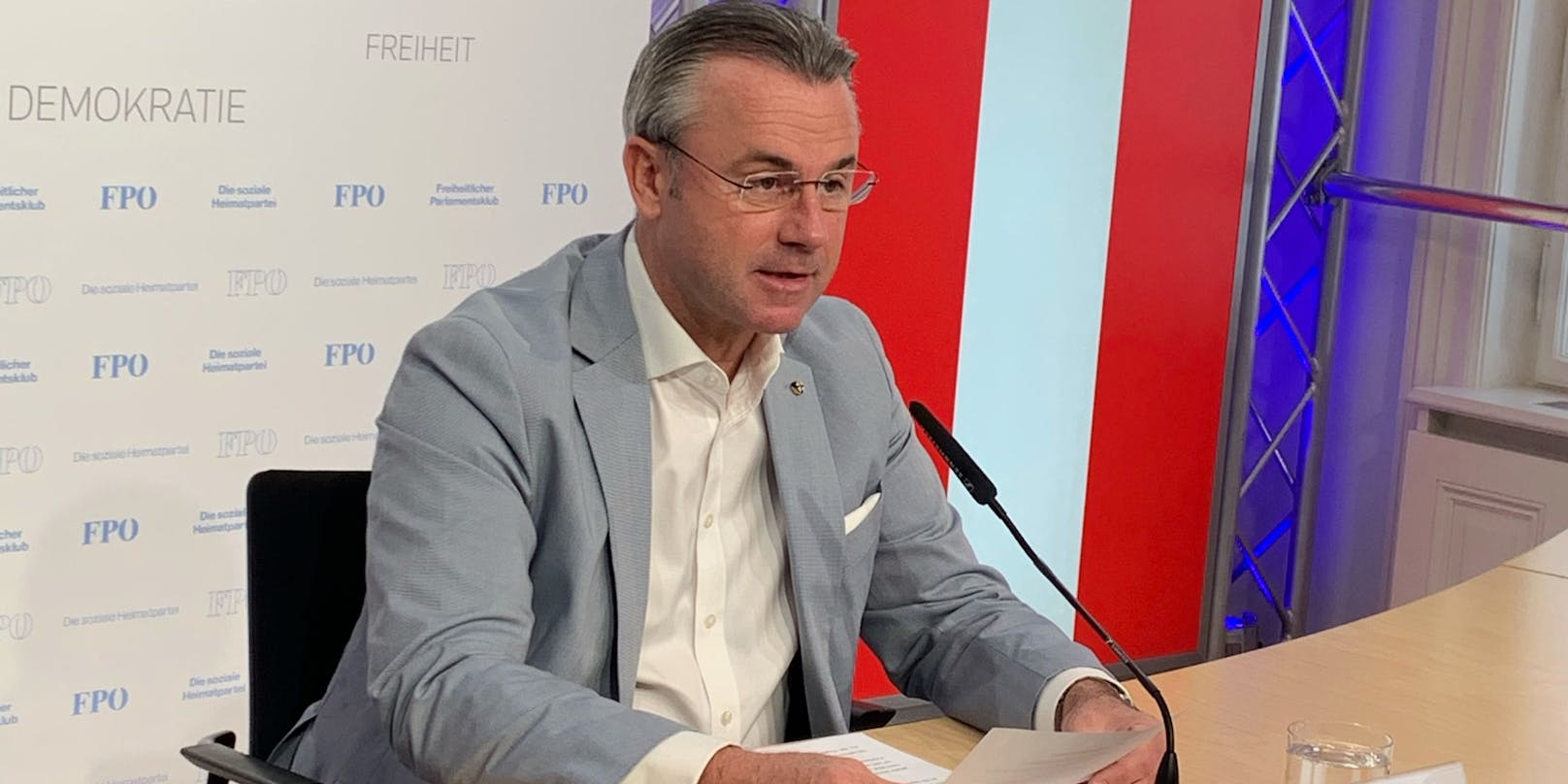 FPÖ-Chef Hofer ist wieder glattrasiert.