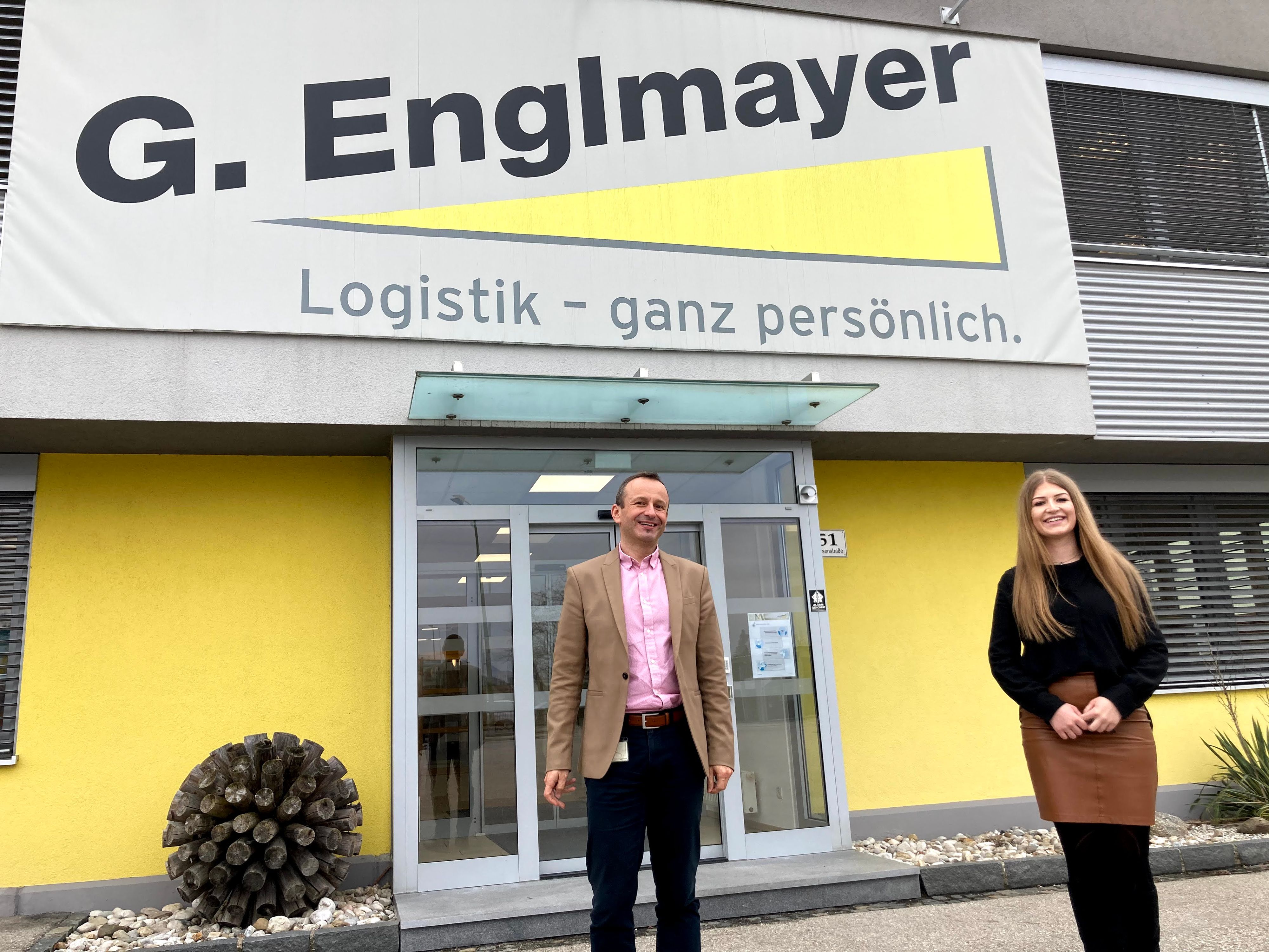 Pamela Gorinjac und Michael Ettinger vor der Firmenzentrale.