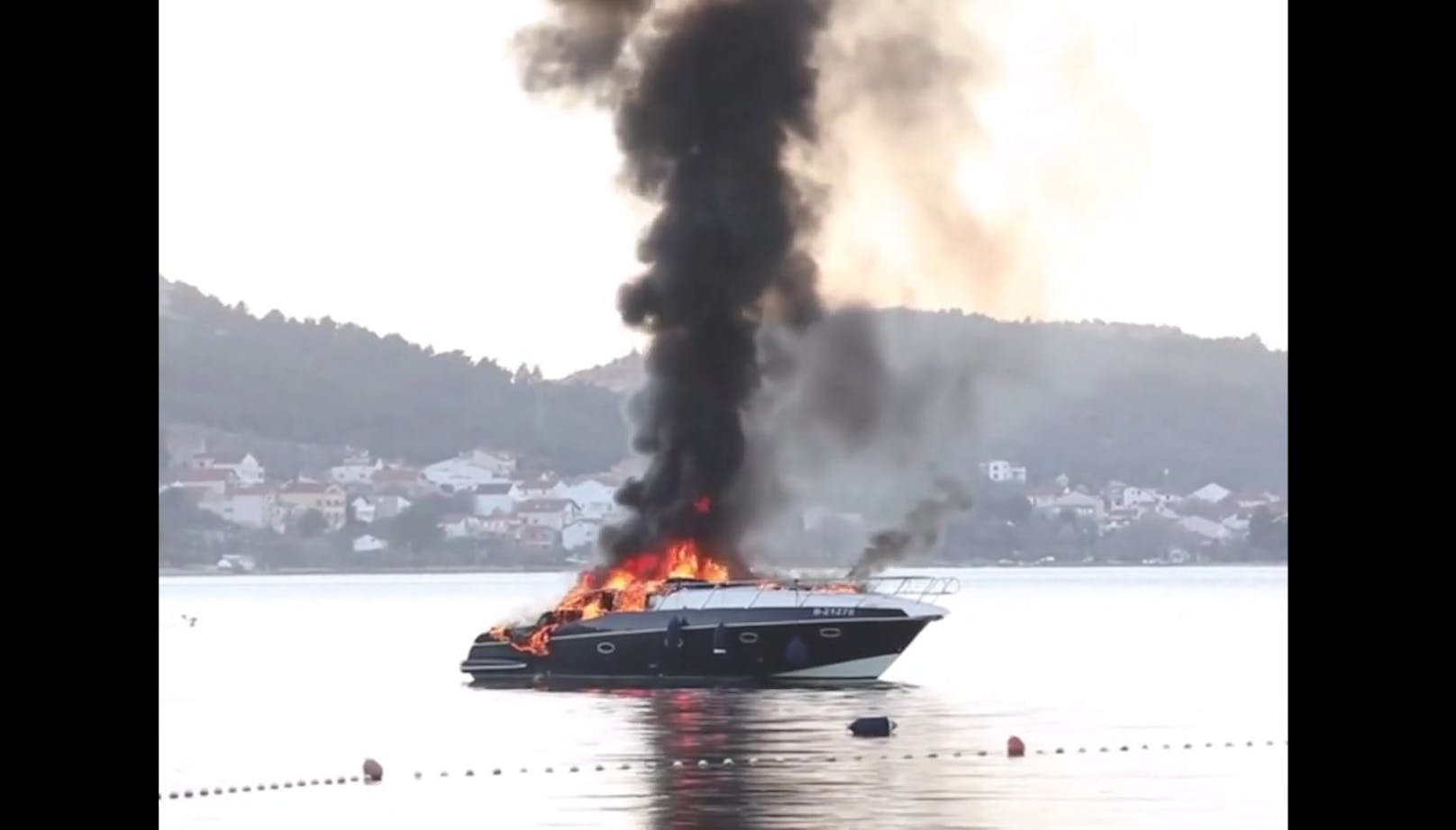 Eine Yacht ging in Flammen auf.