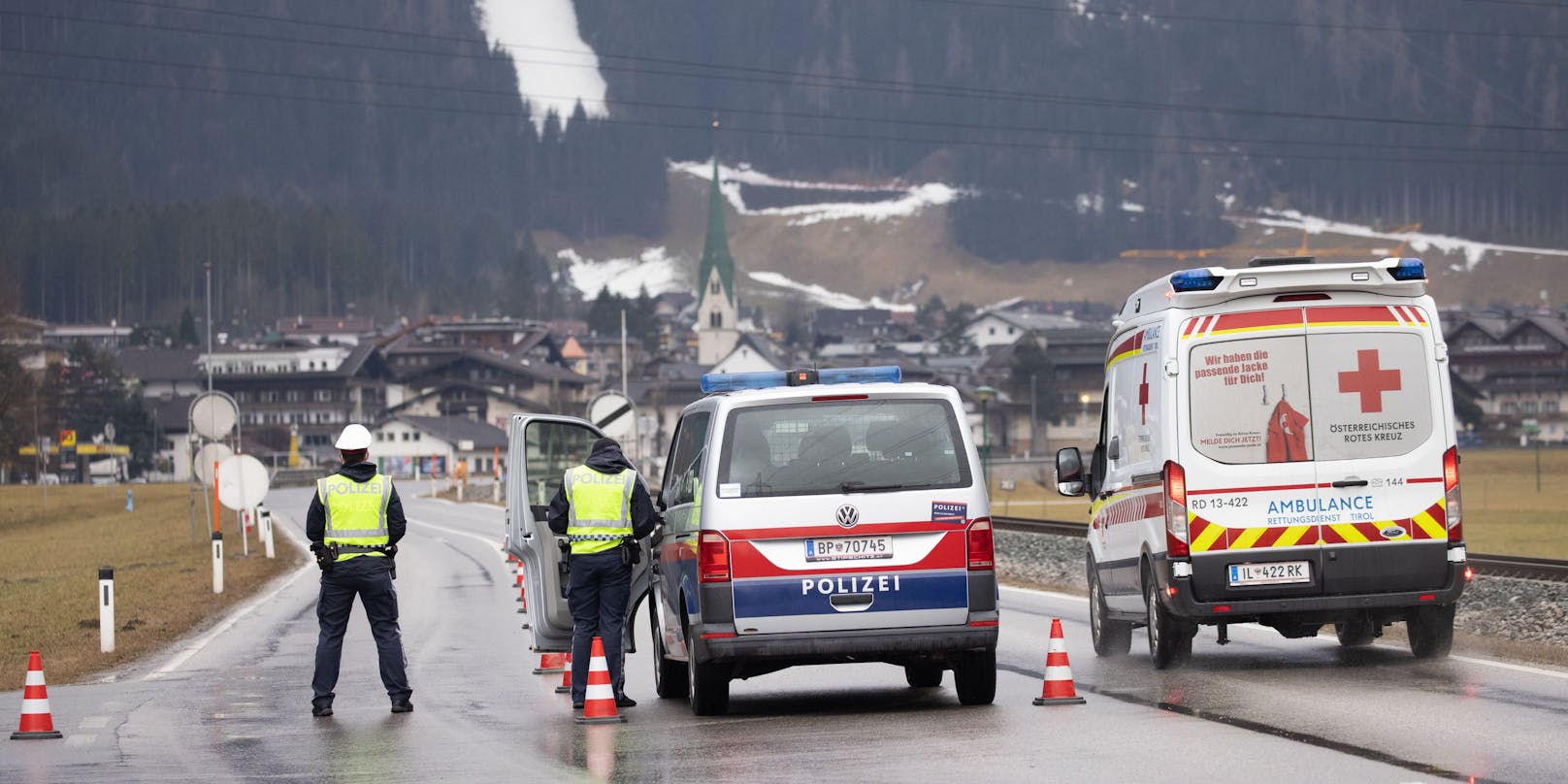 Ausreise-Kontrollen in Mayrhofen: Orte können nun komplett abgeriegelt werden.
