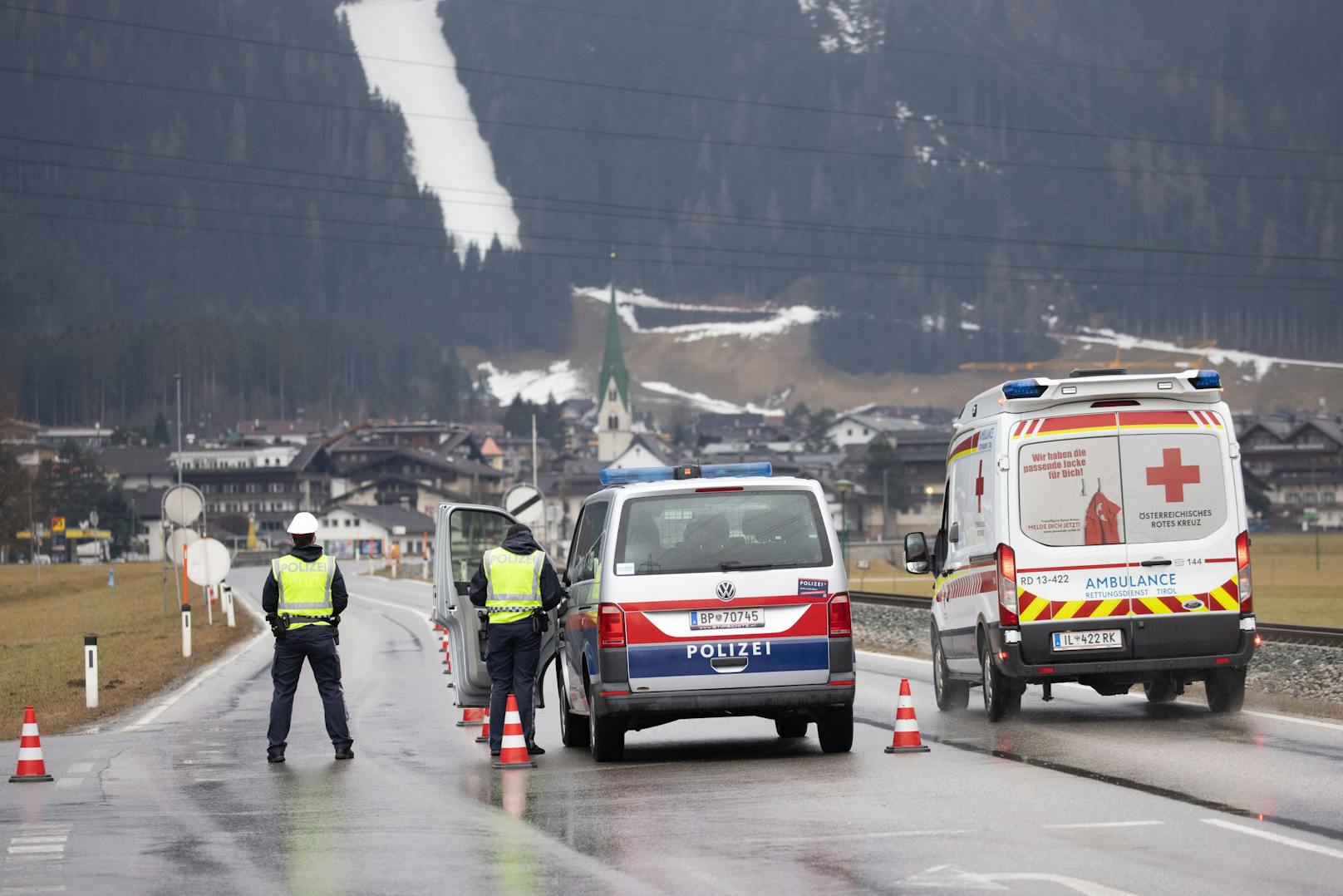 Ausreise-Kontrollen in Mayrhofen: Orte sollen nun komplett abgeriegelt werden können.