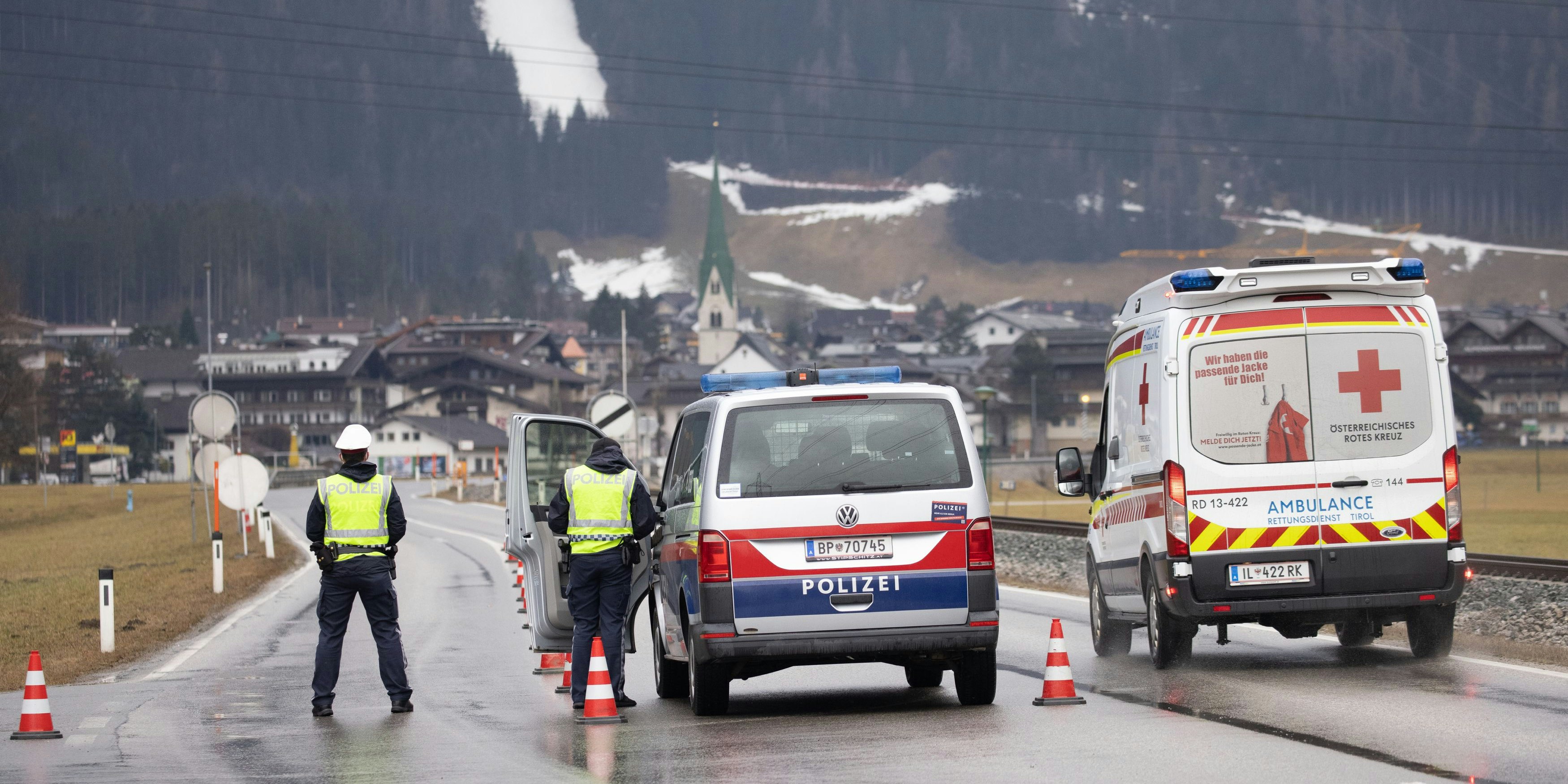 Ausreise-Kontrollen in Mayrhofen: Orte sollen nun komplett abgeriegelt werden können.