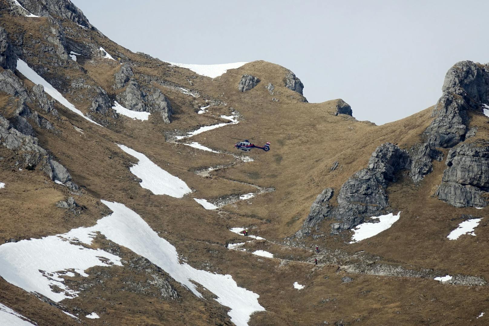 Auf einer Seehöhe von rund 1.830 Metern oberhalb der Kissinger Hütte kam die Frau, die auf ihren Bergschuhen ...