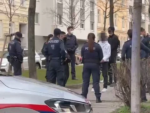 Die Polizei hielt eine Teenie-Gruppe am Gürtel an.