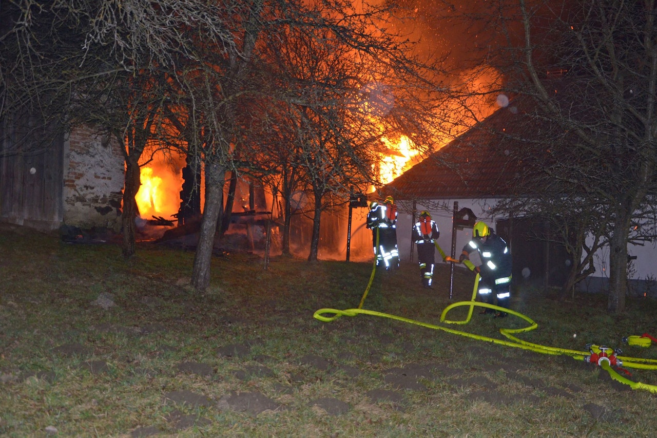 Heute.at - Sechs Wehren bei Schuppenbrand im Einsatz