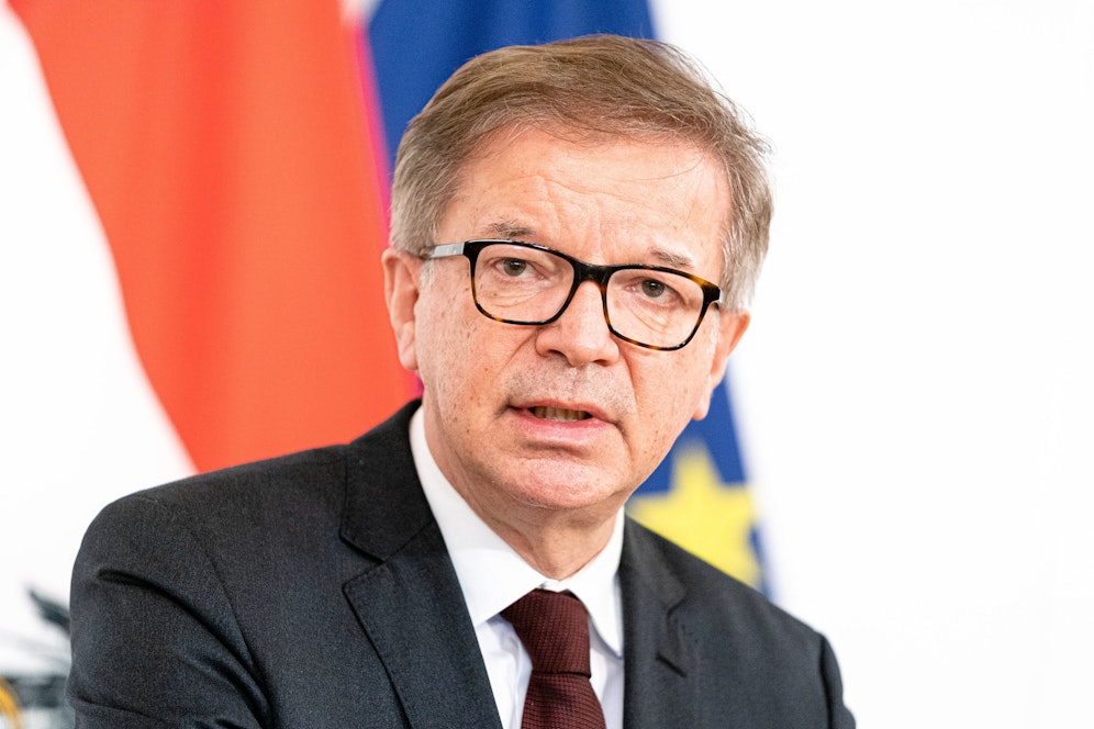Gesundheitsminister Rudi Anschober gibt einen ersten 