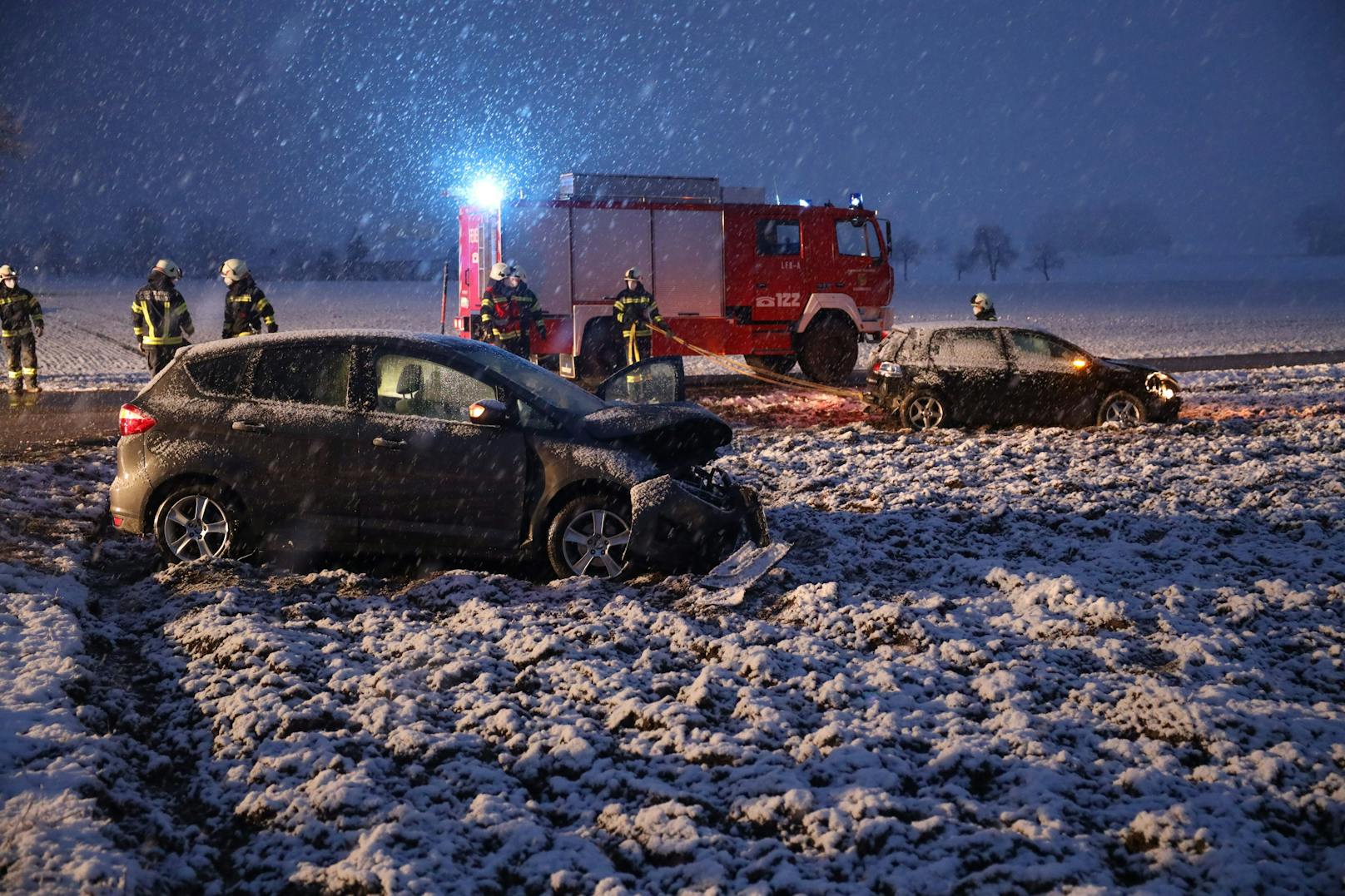 Ein schwerer Verkehrsunfall hat sich am späten Freitagnachmittag im Bezirk Gmunden ereignet. Mindestens eine Person wurde dabei verletzt.