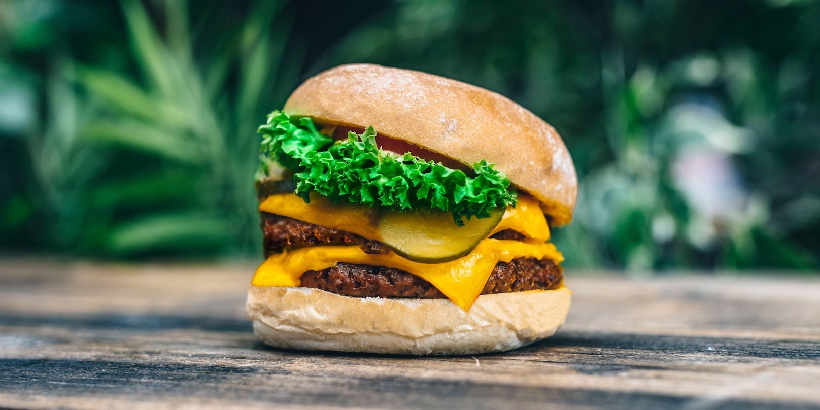 Optisch sowieso, aber auch geschmacklich, nähern sich vegane Burger immer mehr denen mit Fleisch an.