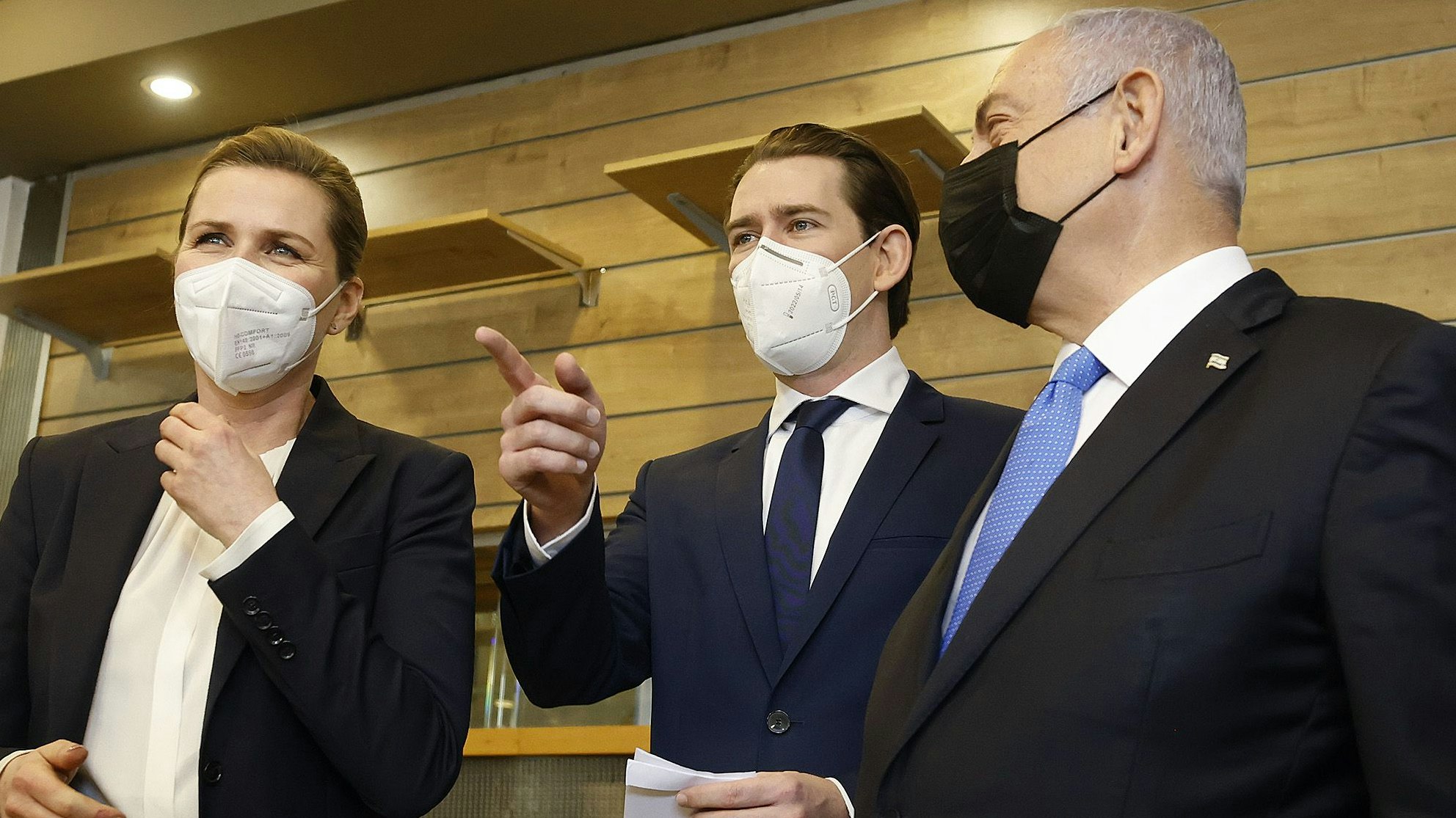 Bundeskanzler Sebastian Kurz (ÖVP) (m.) und seine dänische Amtskollegin Mette Frederiksen (l.) treffen am Donnerstag, 04. März 2021, im Rahmen einer eintägigen Visite in Israel mit Premier Benjamin Netanyahu (r.) zu einem Gespräch in Jerusalem zusammen. 