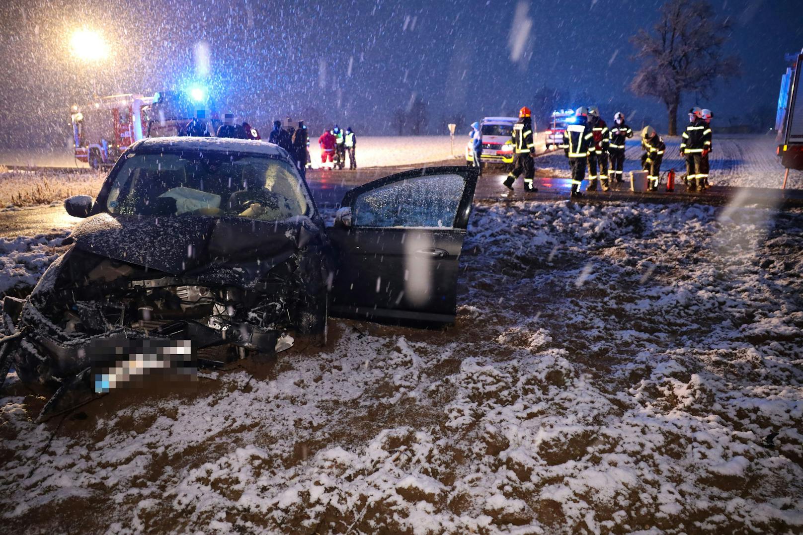 Ein schwerer Verkehrsunfall hat sich am späten Freitagnachmittag im Bezirk Gmunden ereignet. Mindestens eine Person wurde dabei verletzt.