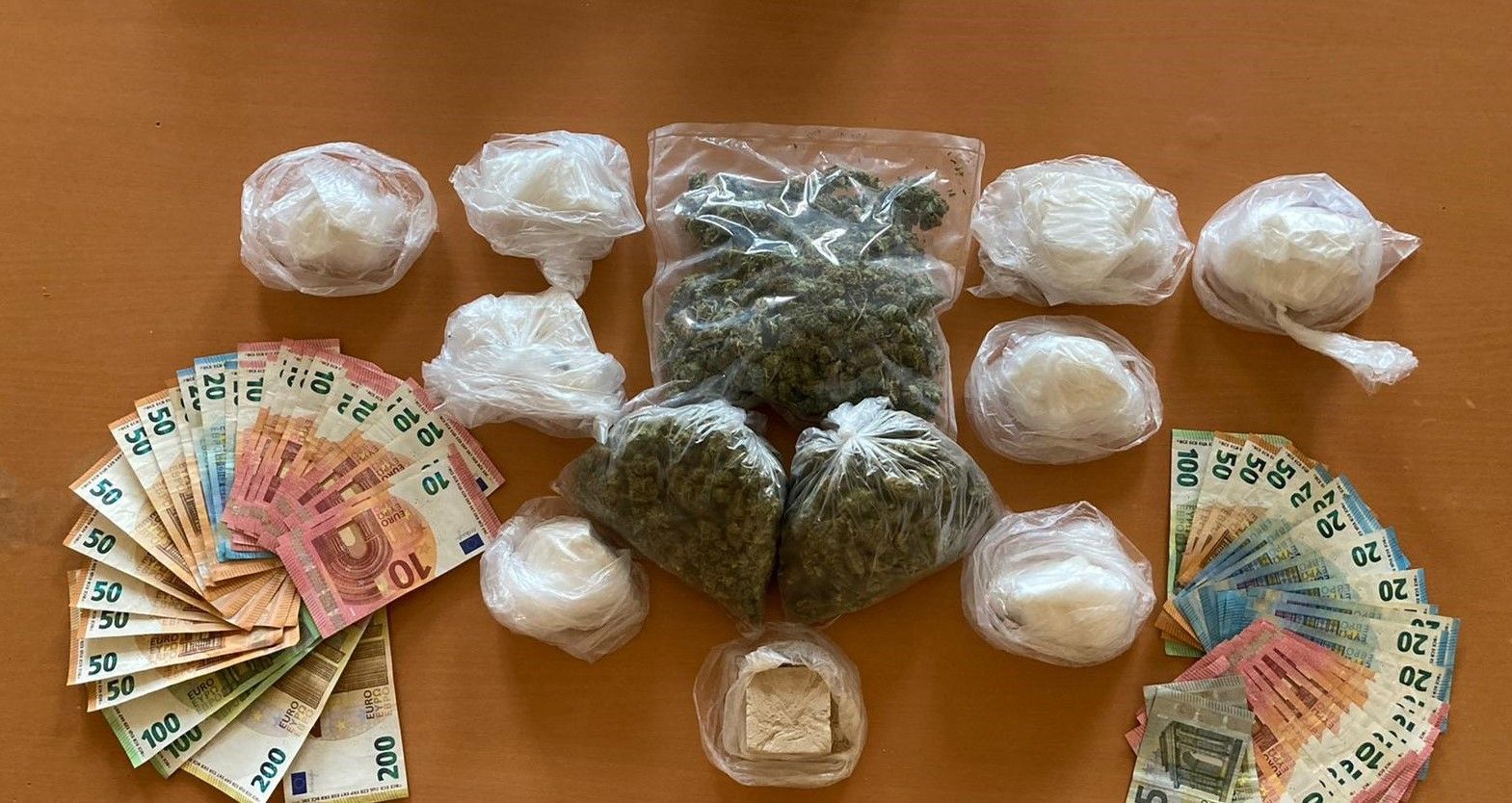 Drogen und Bargeld, symmetrisch kompositioniert von der Polizei