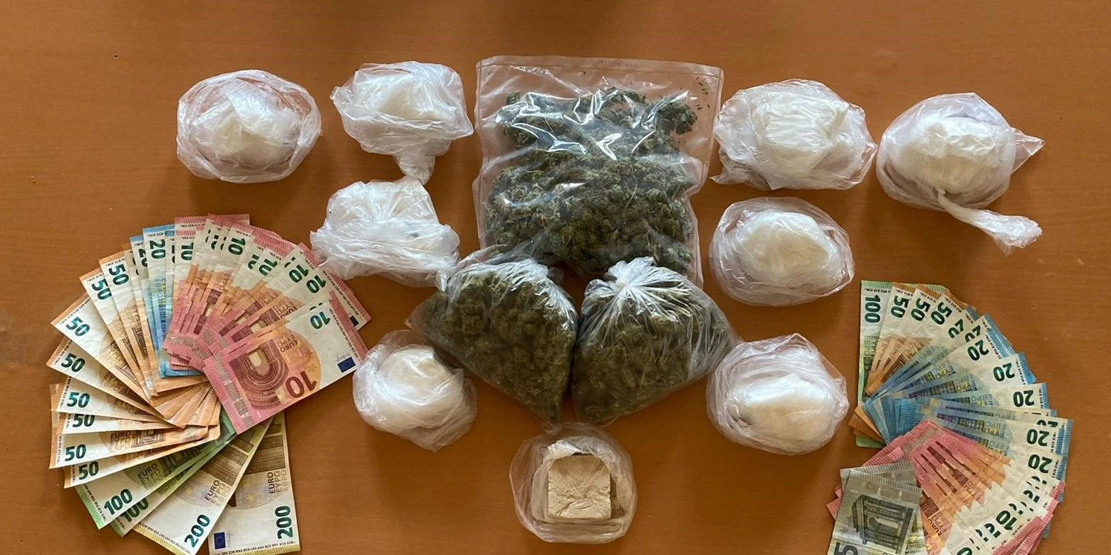 Drogen und Bargeld, symmetrisch kompositioniert von der Polizei