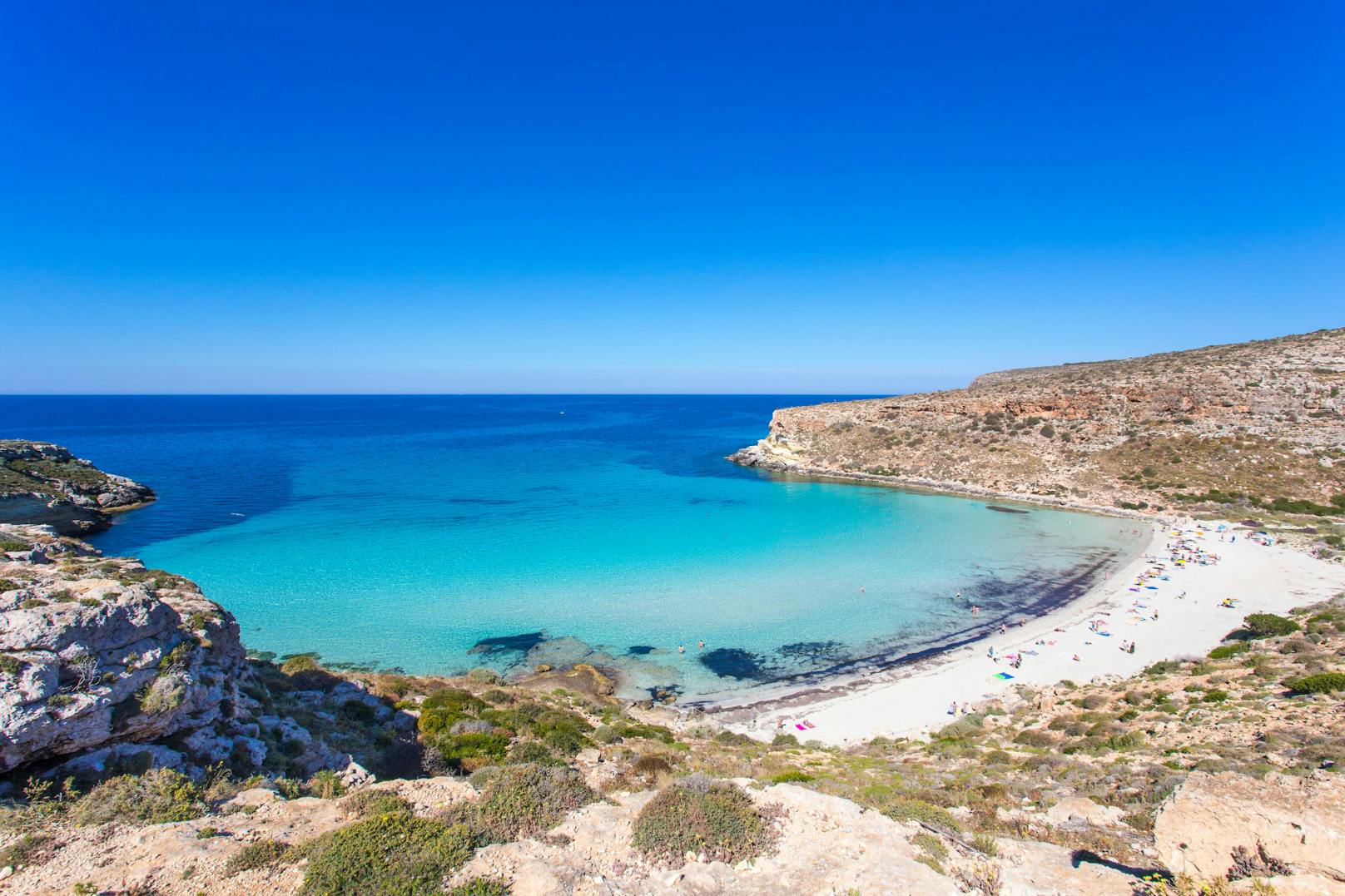 <strong>Platz 8:&nbsp;Spiaggia dei Conigli, Lampedusa, Italien! </strong>Auch ein Strand in Europa hat es unter die Top 10 geschafft:&nbsp;Der "Kaninchenstrand" auf Lampedusa ist inzwischen eine&nbsp;sehr bekannte Badebucht.