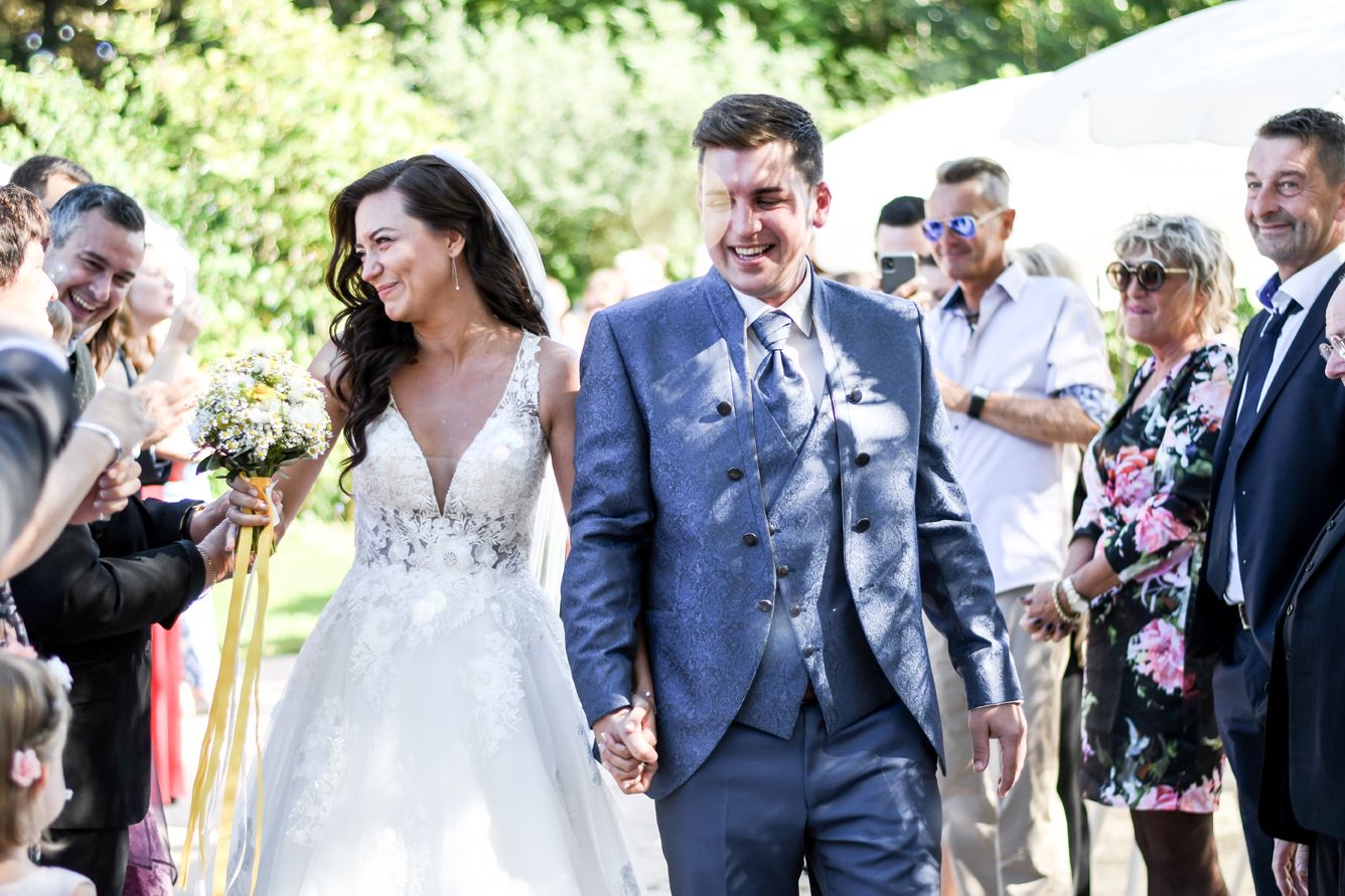 Brautpaar Carmen & Patrick hatten Glück und durften noch "normal" feiern. 