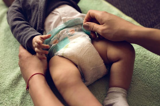 Nahaufnahme eines Babys beim Windel wechseln. Symbolbild
