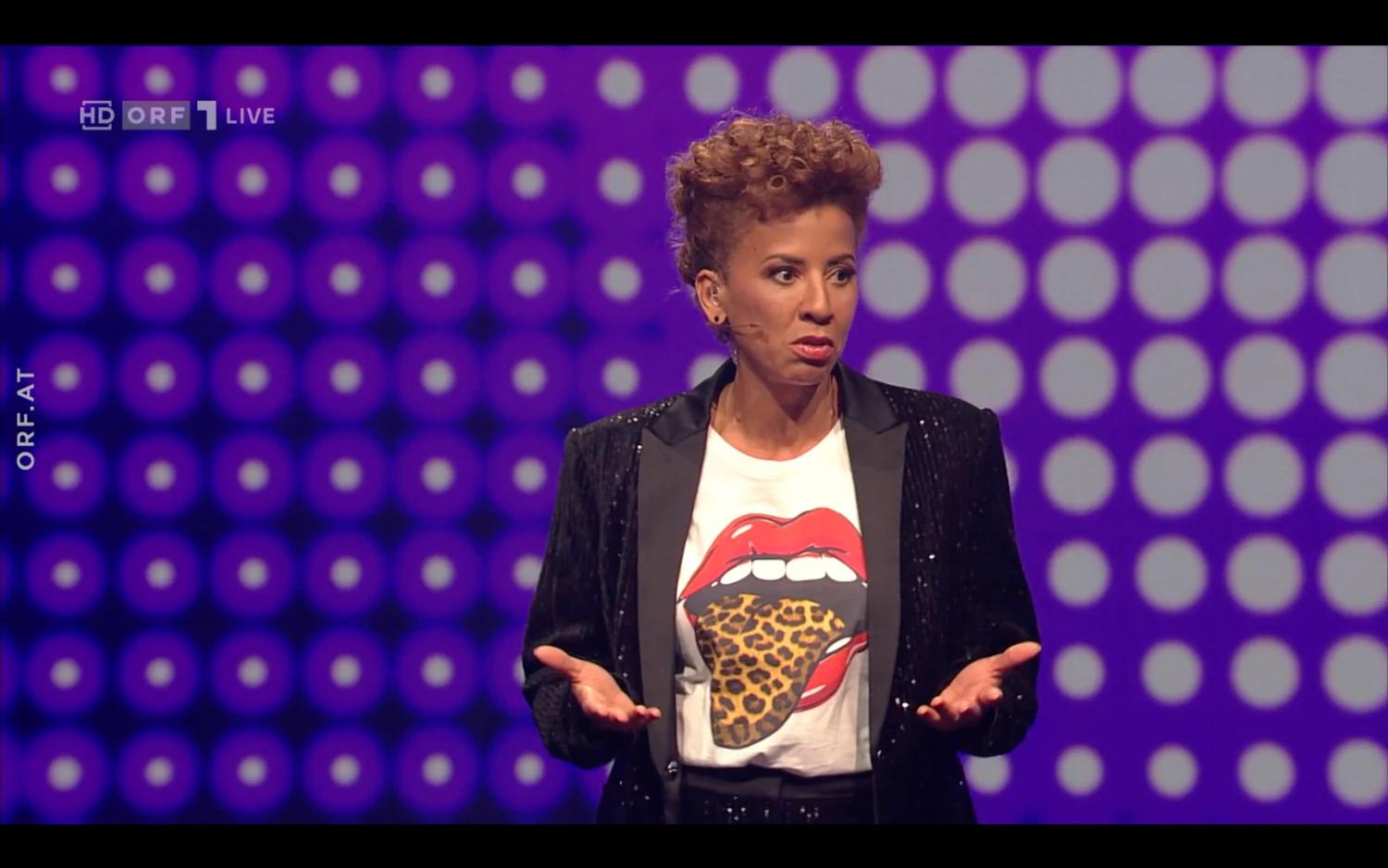 Ist Arabella ein Fan der Rolling Stones? Oder will sie etwas anderes mitteilen? 