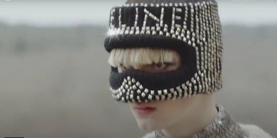 Celine veredelt die Balaklava unter anderem mit Nieten.