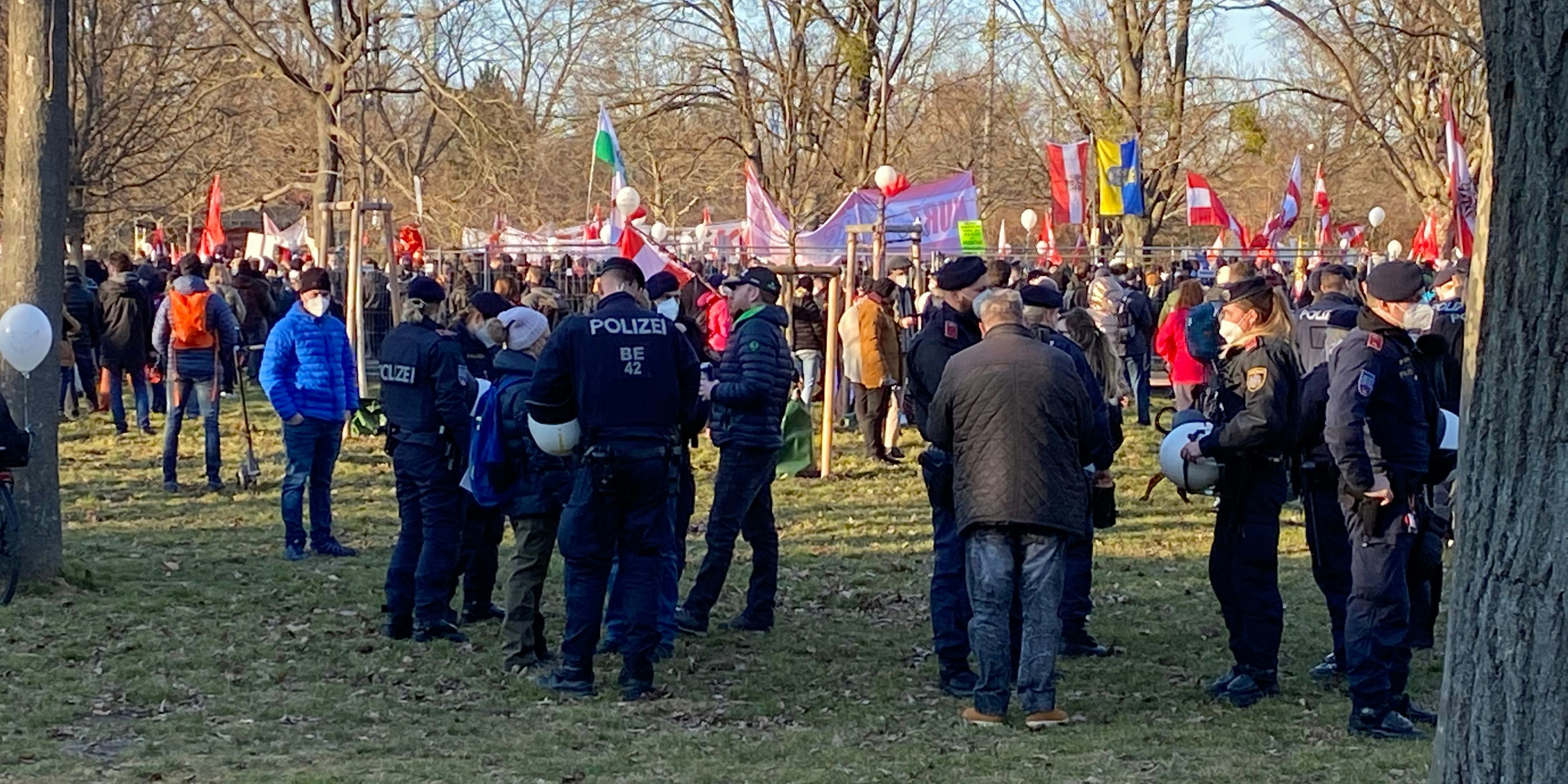 Tausende Corona-Demonstranten machten den grünen Prater unsicher
