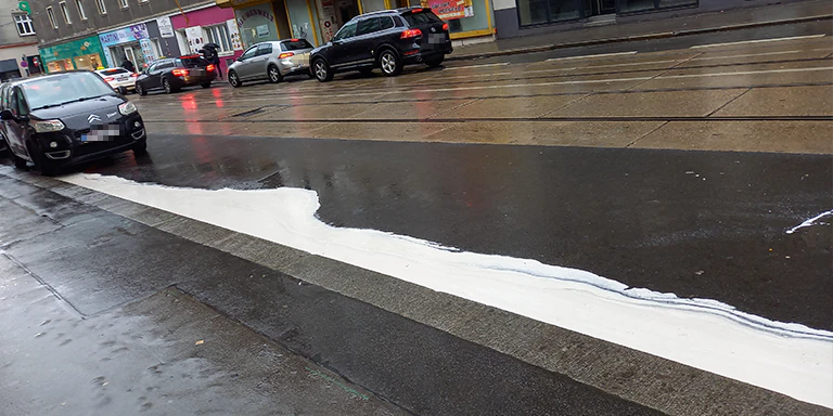 Der Milchfluss zog sich weit über die Straße