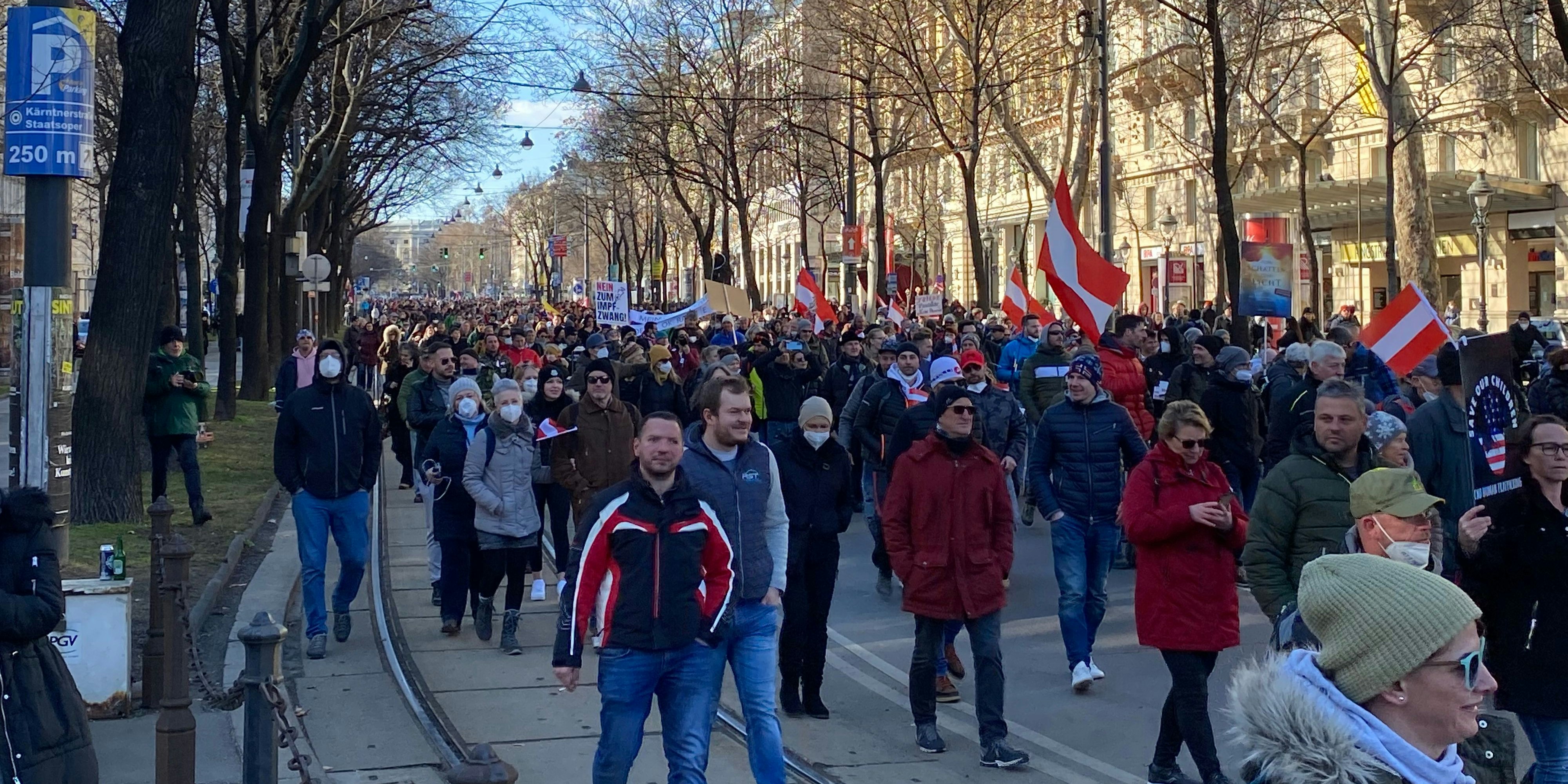 Masken sind auf der Corona-Demo selten gesehen