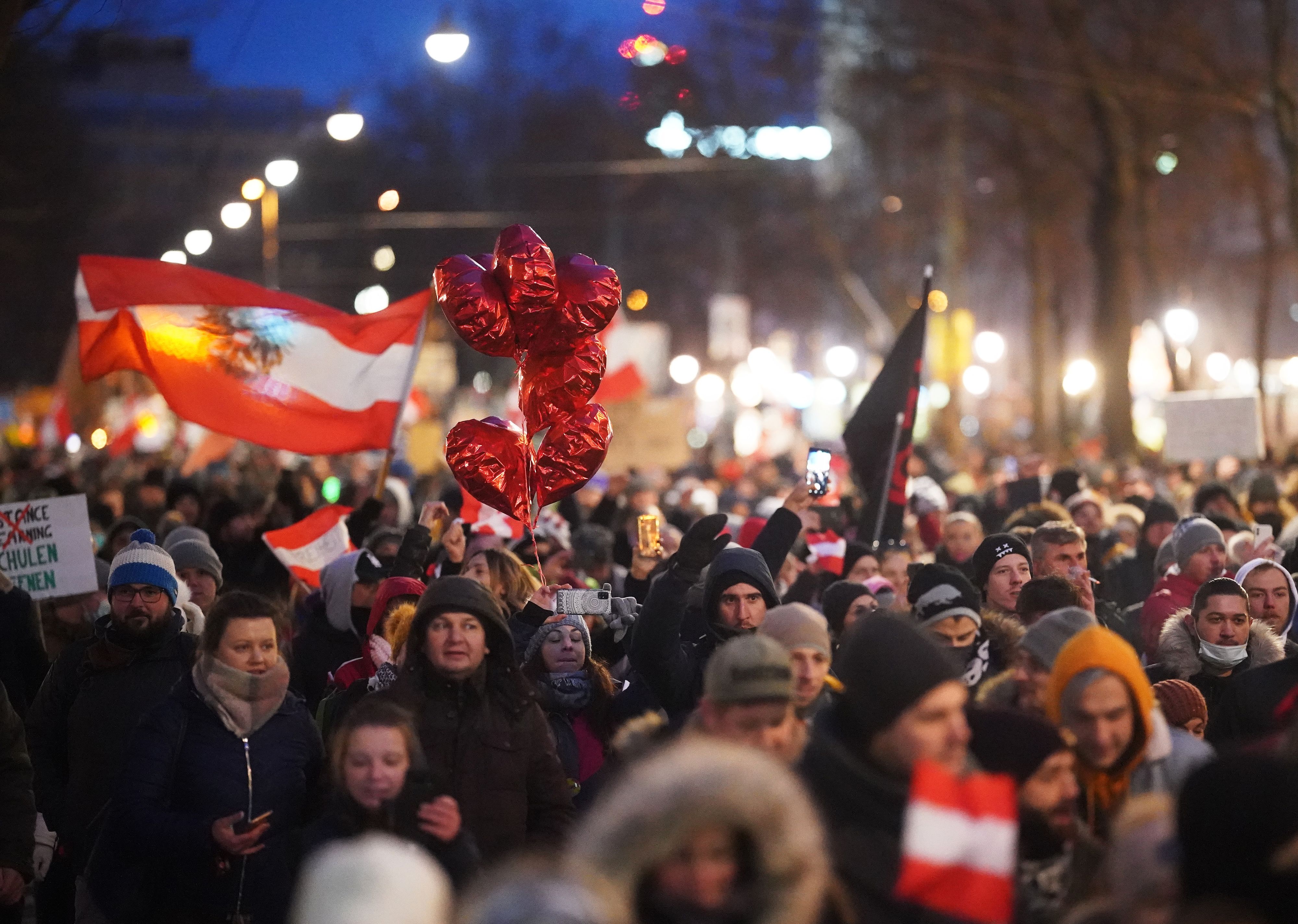Tausende Teilnehmer bei einer Corona-Demo in Wien. Archivbild. 