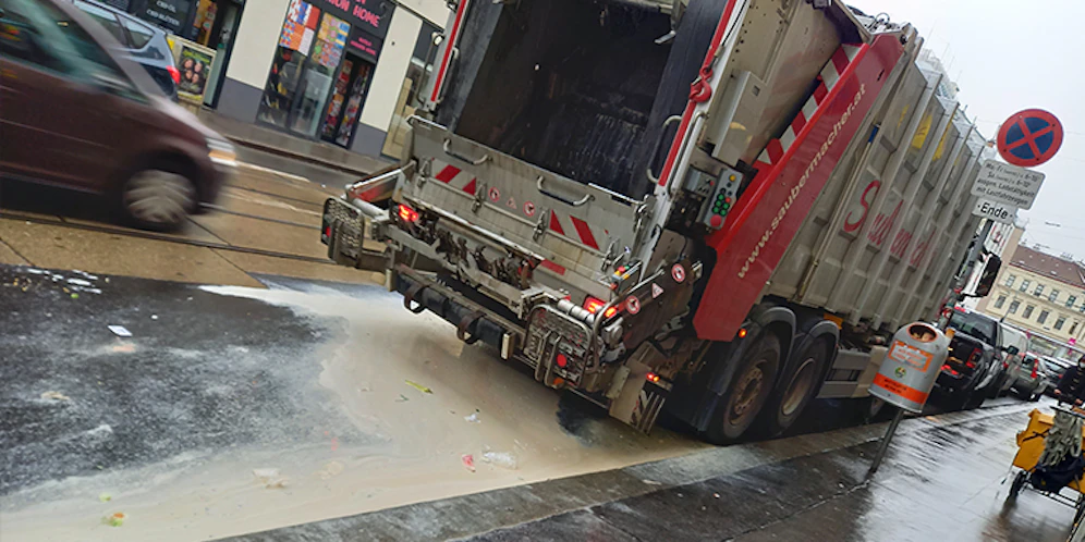Diese Straße wurde am Freitag mit Milchprodukten geflutet