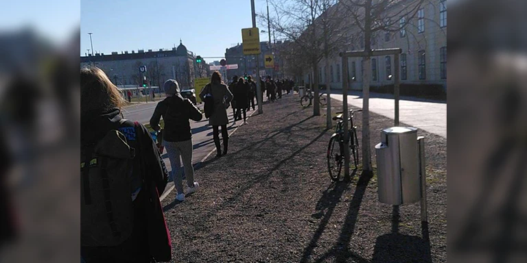 Etliche Wiener standen am Samstag für einen Schnelltest in Schönbrunn Schlange