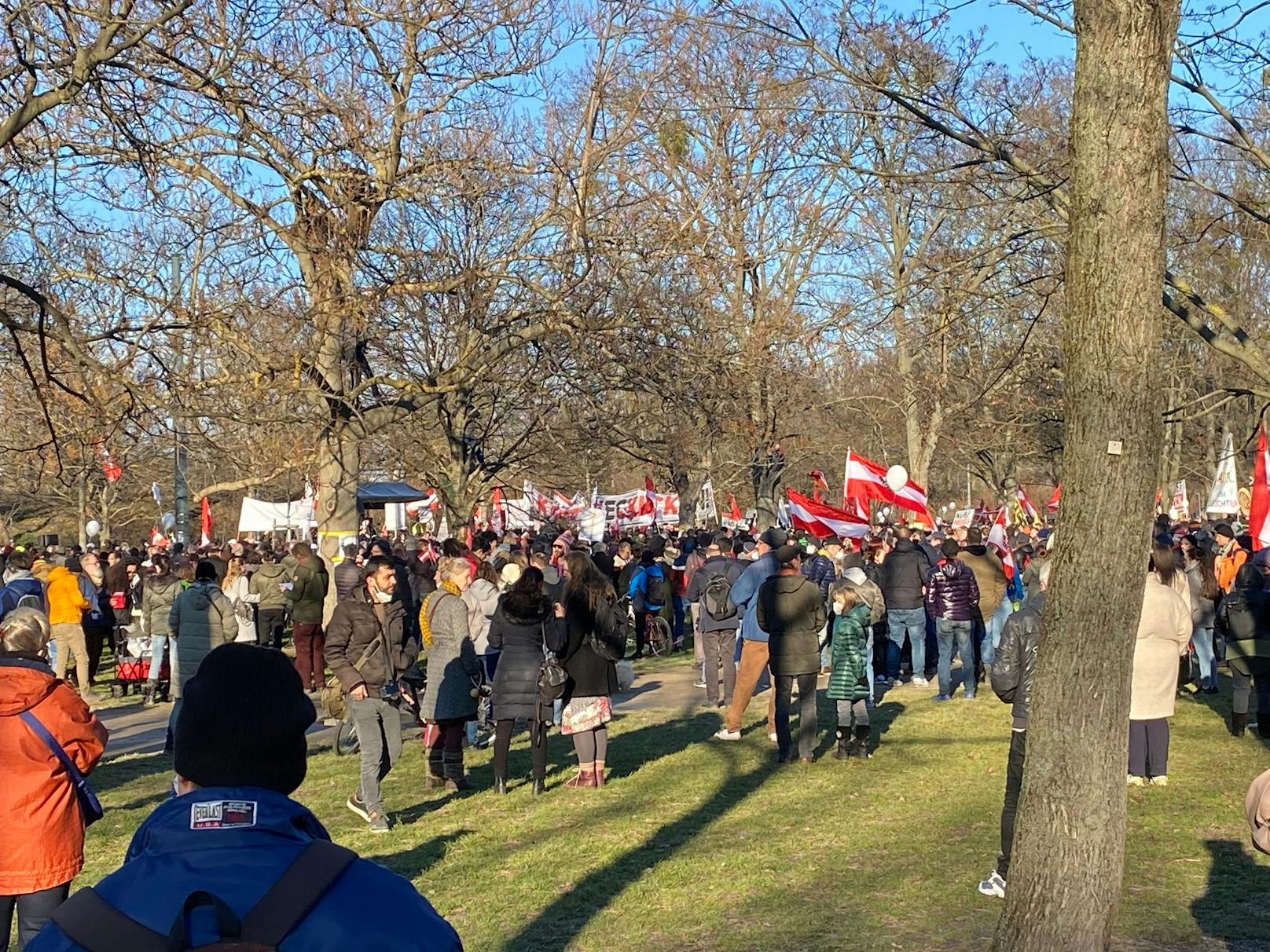 Tausende Corona-Demonstranten machten den grünen Prater unsicher