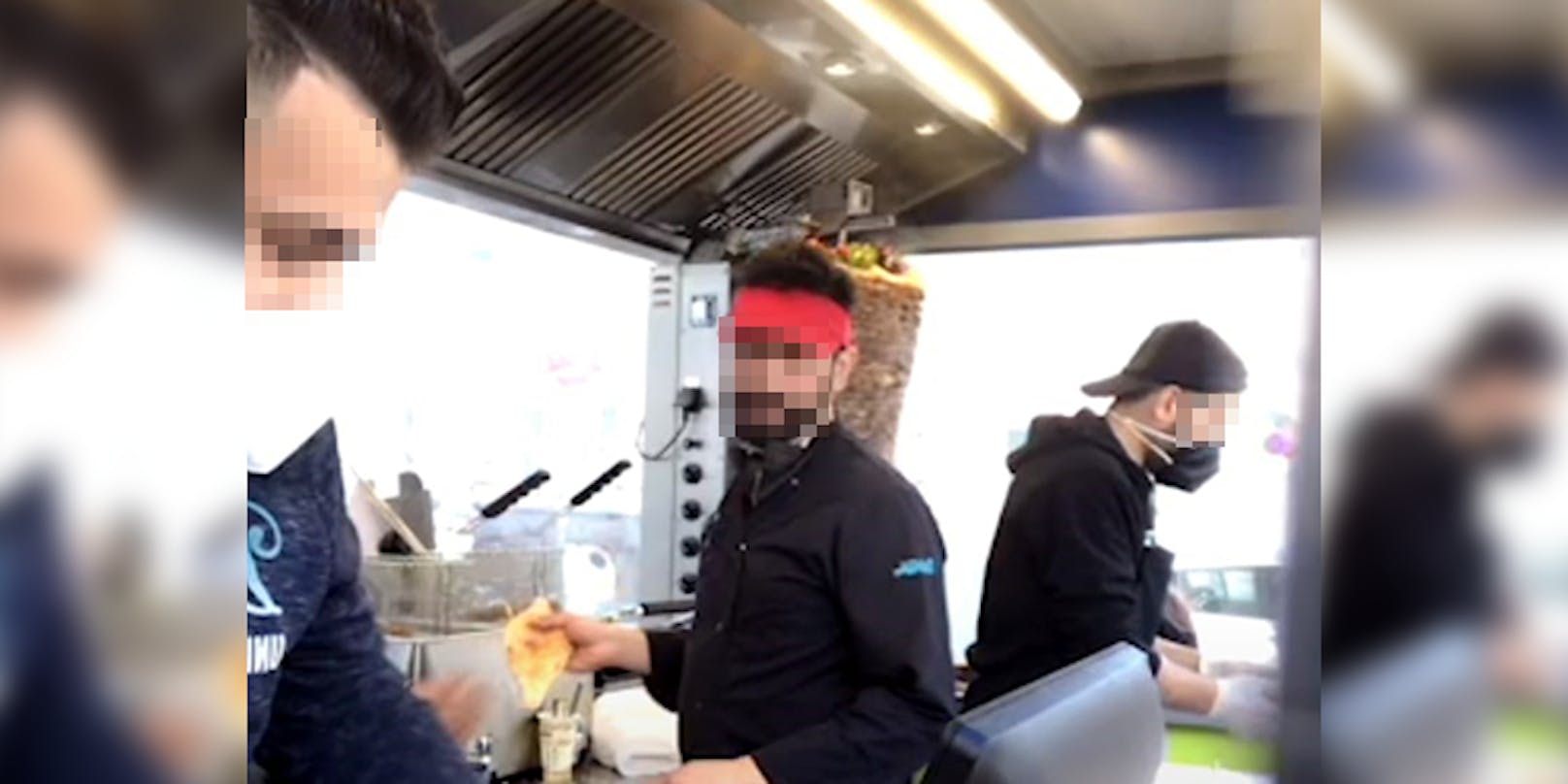 Diese Mitarbeiter eines Kebabstands trugen weder eine FFP2-Maske noch hielten sie Abstand