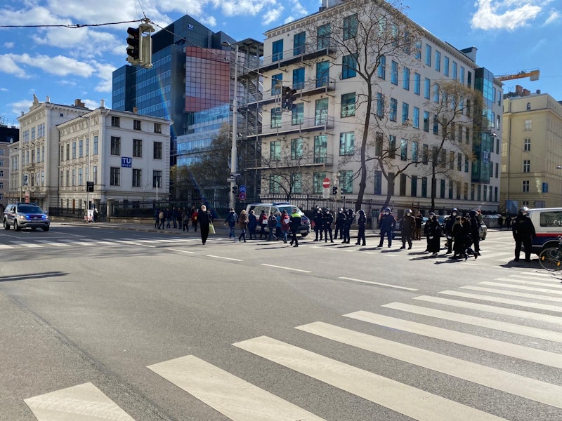 Eine Polizeikette am Getreidemarkt.