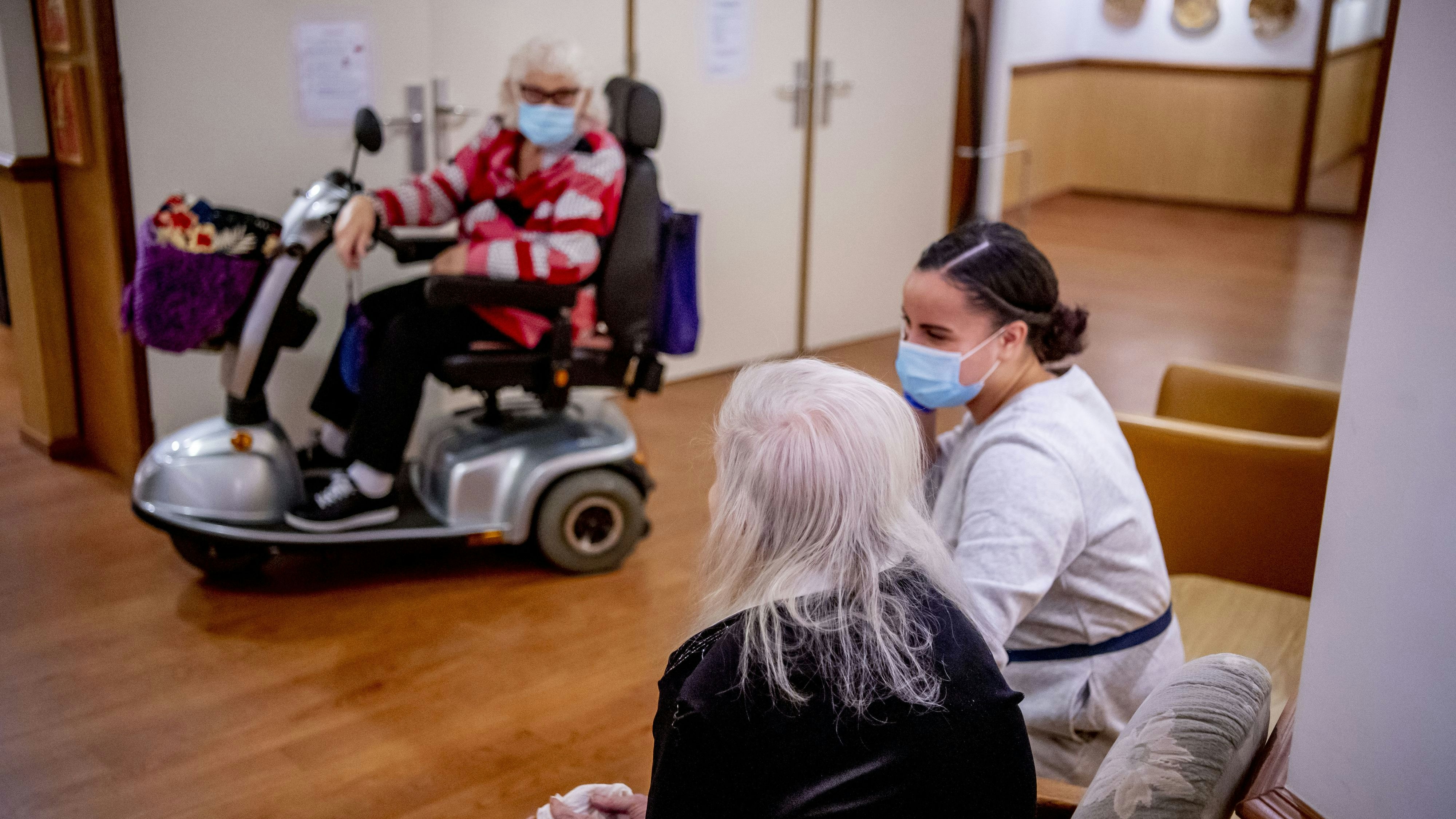 In Pflegeheimen wird es bald mehr Besuche geben. Symbolbild. 