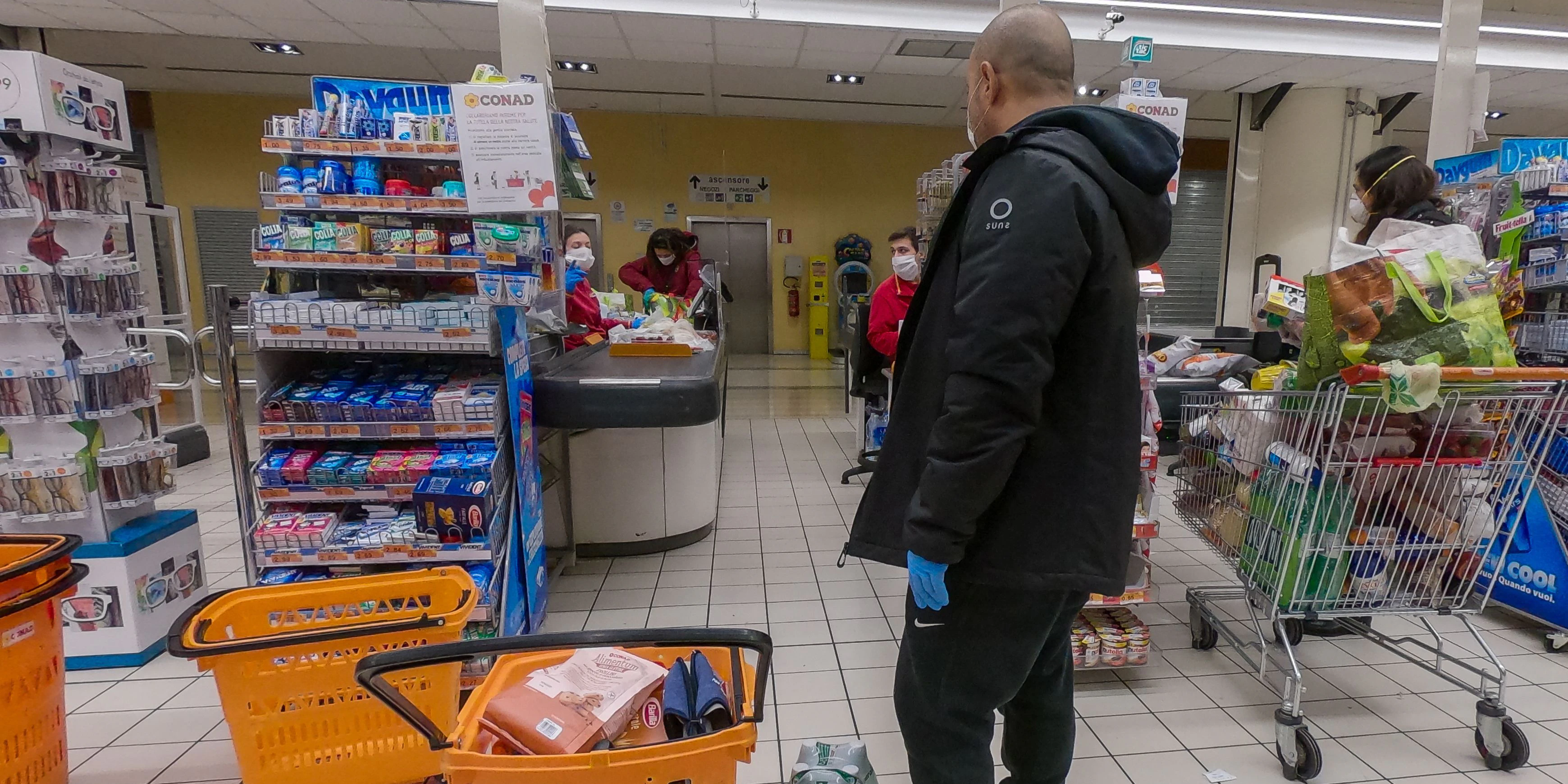 Die Männer bekamen sich vor einer Kassa in die Haare.