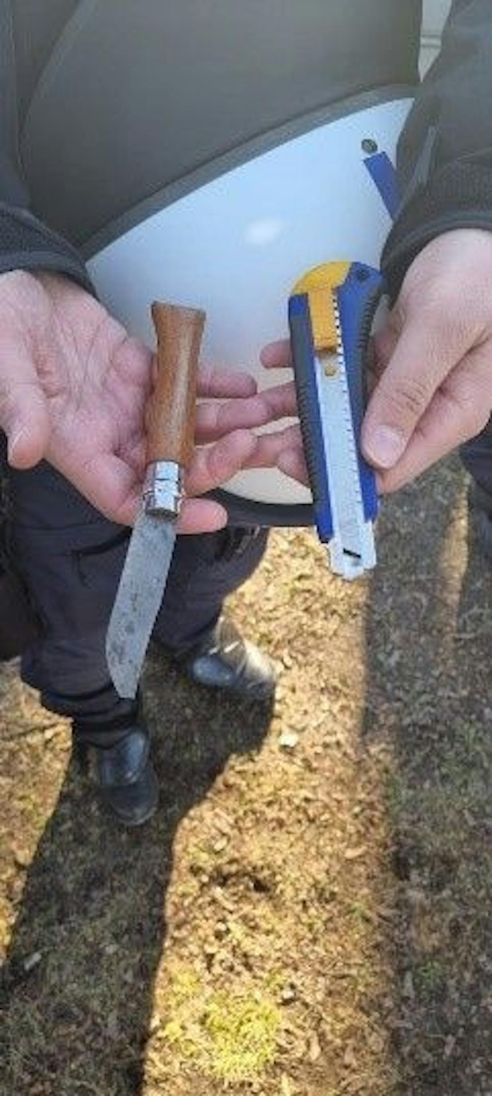 Die Wiener Polizei stellte bei der Corona-Demo gleich mehrere Messer sicher.