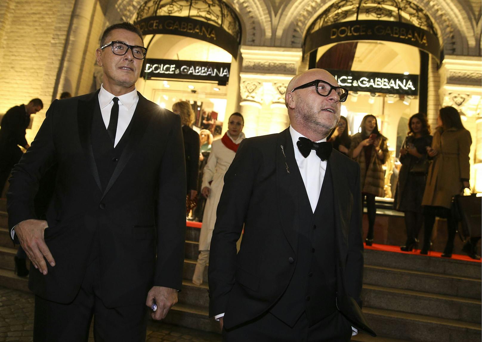 Domenico Dolce (rechts) und Stefano Gabbana hängt ihr Rassismus-Debakel noch nach. Vergessen machen wollen sie es anscheinend nicht.
