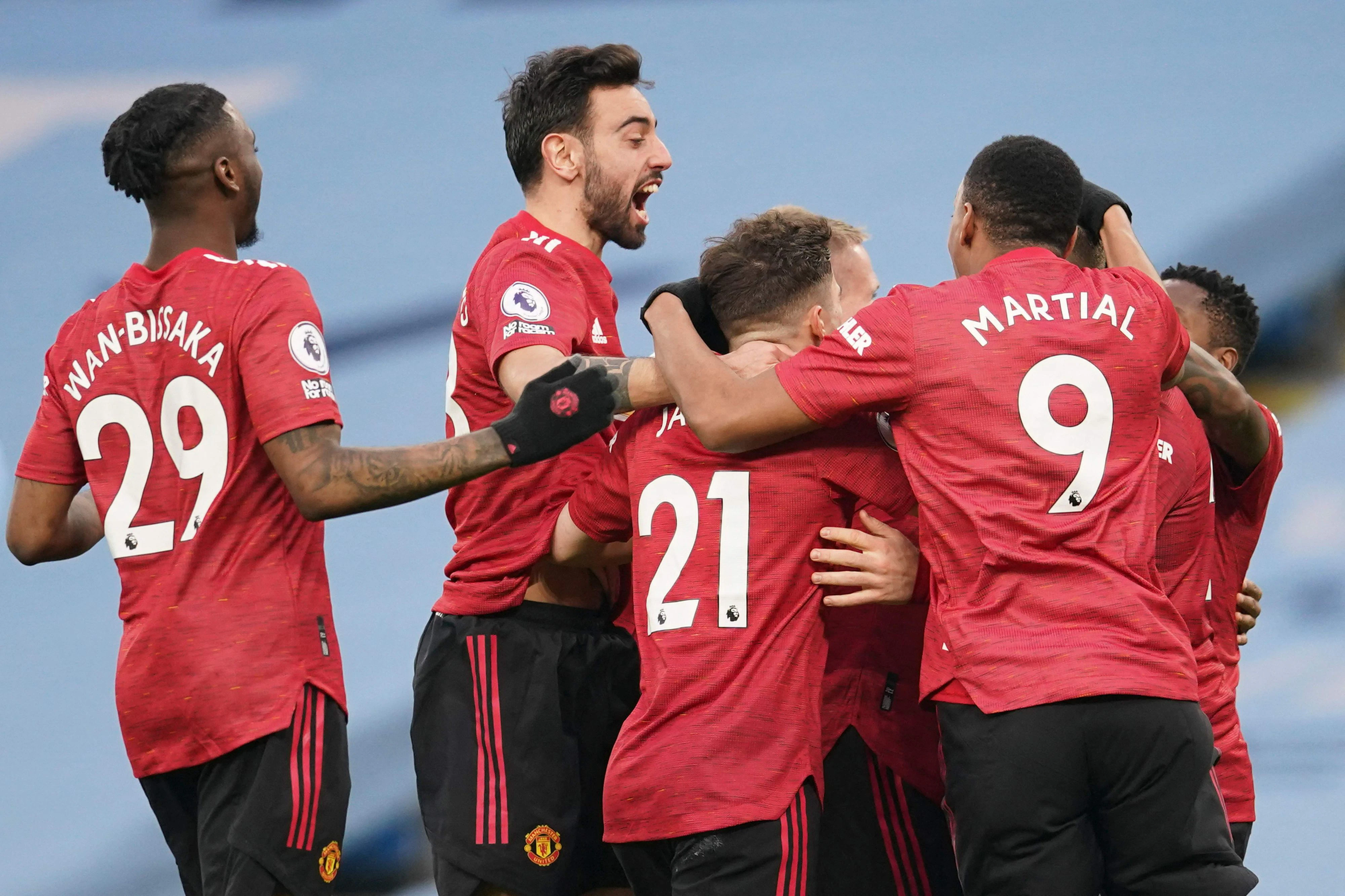Die Red Devils jubeln über den Derbysieg.