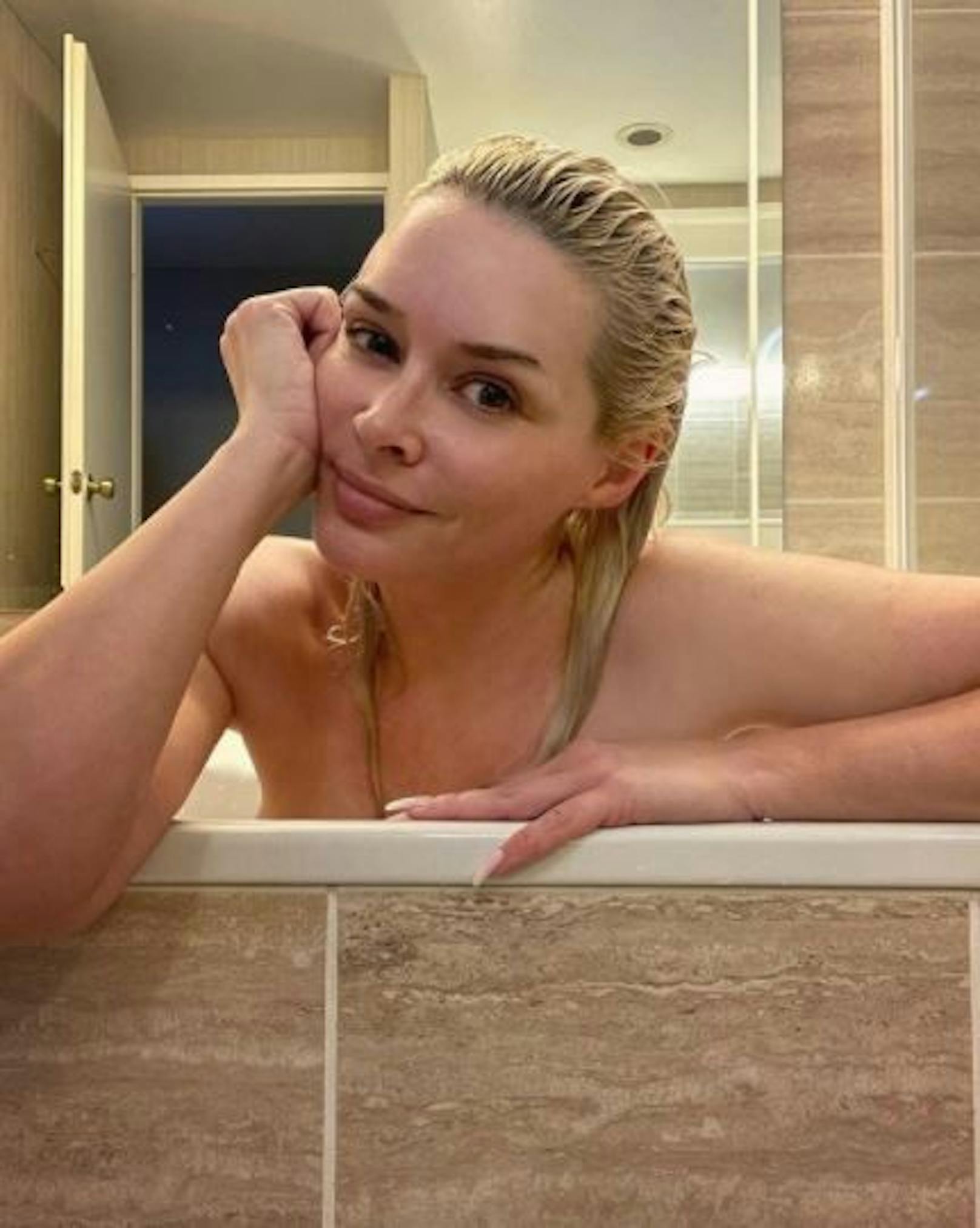 Kult-Blondie Daniela Katzenberger grüßt ihre Fangemeinde total entspannt aus der Badewanne und verzichtet dabei gerne auf Make-up. Ein seltener Look, der dafür bei ihren Followern für Wellen der Begeisterung sorgt.