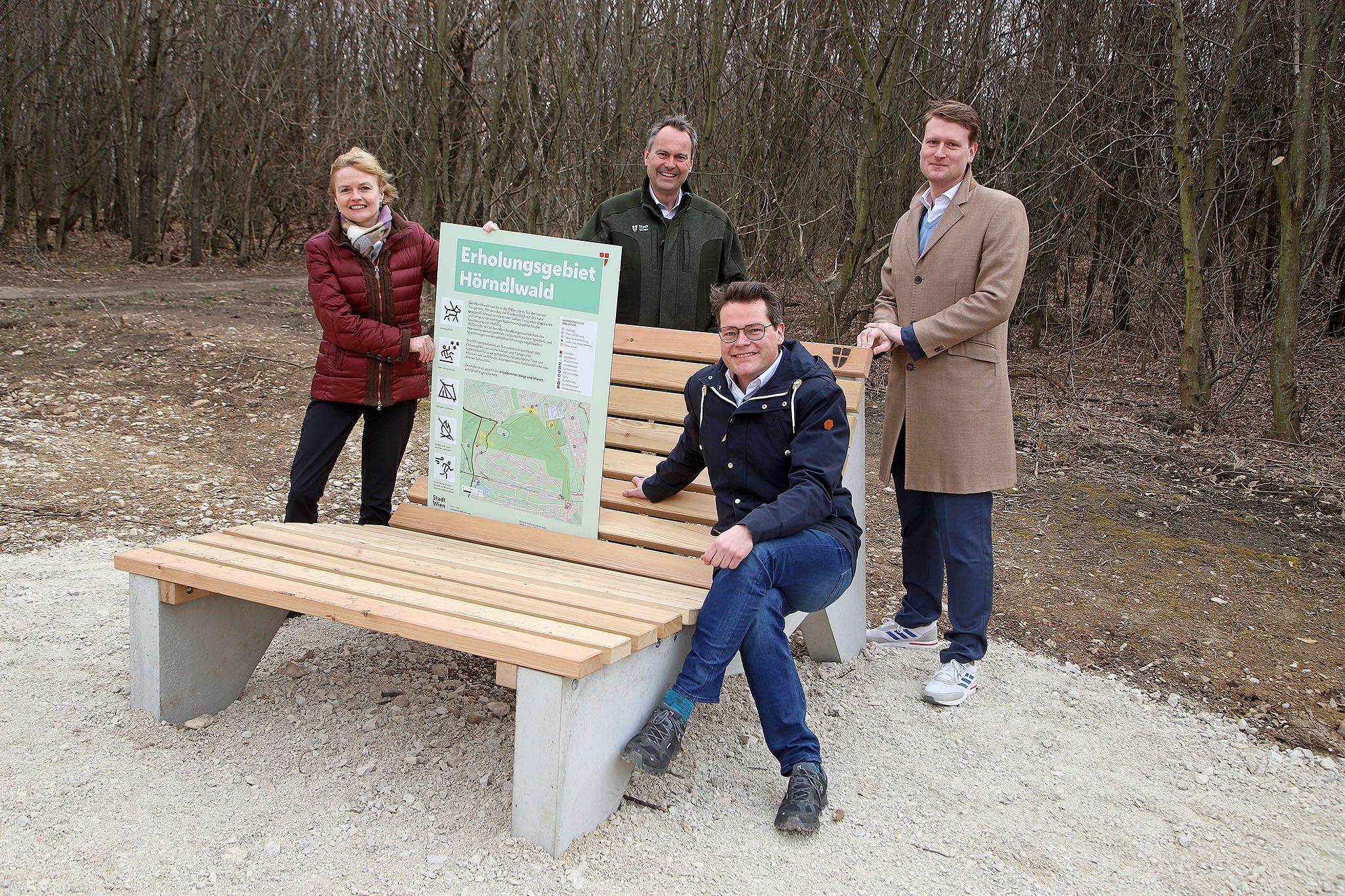 Präsentation und Fototermin der neuen Sitzgelegenheiten für das Areal Hörndlwald, mit StR Jürgen Czernohorszky und Forstdirketor Andreas Januskovecz.