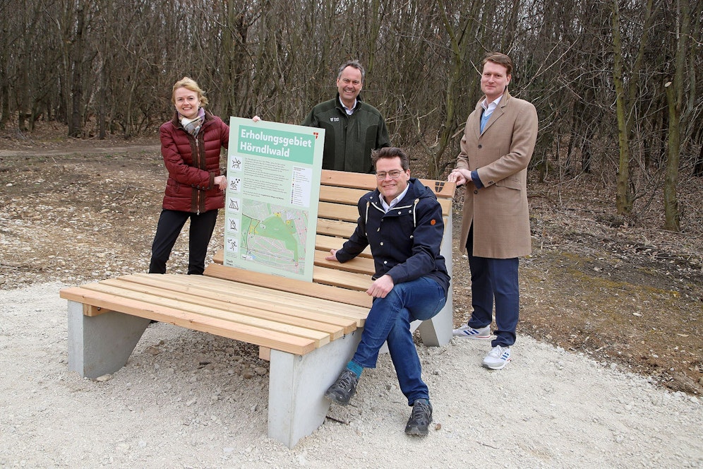 Umweltstadtrat Jürgen Czernohorszky (vorne), Hietzings Bezirkschefin Silke Kobald (ÖVP), Forstdirektor Andreas Januskovecz (Mitte) und Bezirks-Vize Matthias Friedrich (SPÖ) übergaben die neuen Sitzgelegenheiten im Hörndlwald ihrer Bestimmung. 