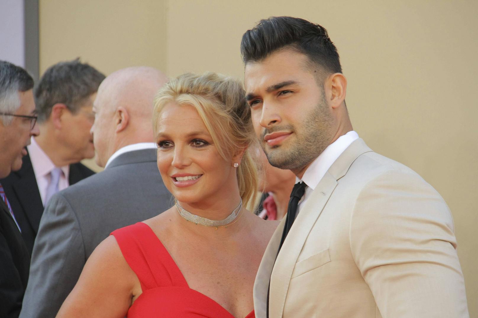 Britney Spears und Sam Asghari ließen sich beide gegen Corona impfen, wie sie via Insta enthüllten.&nbsp;