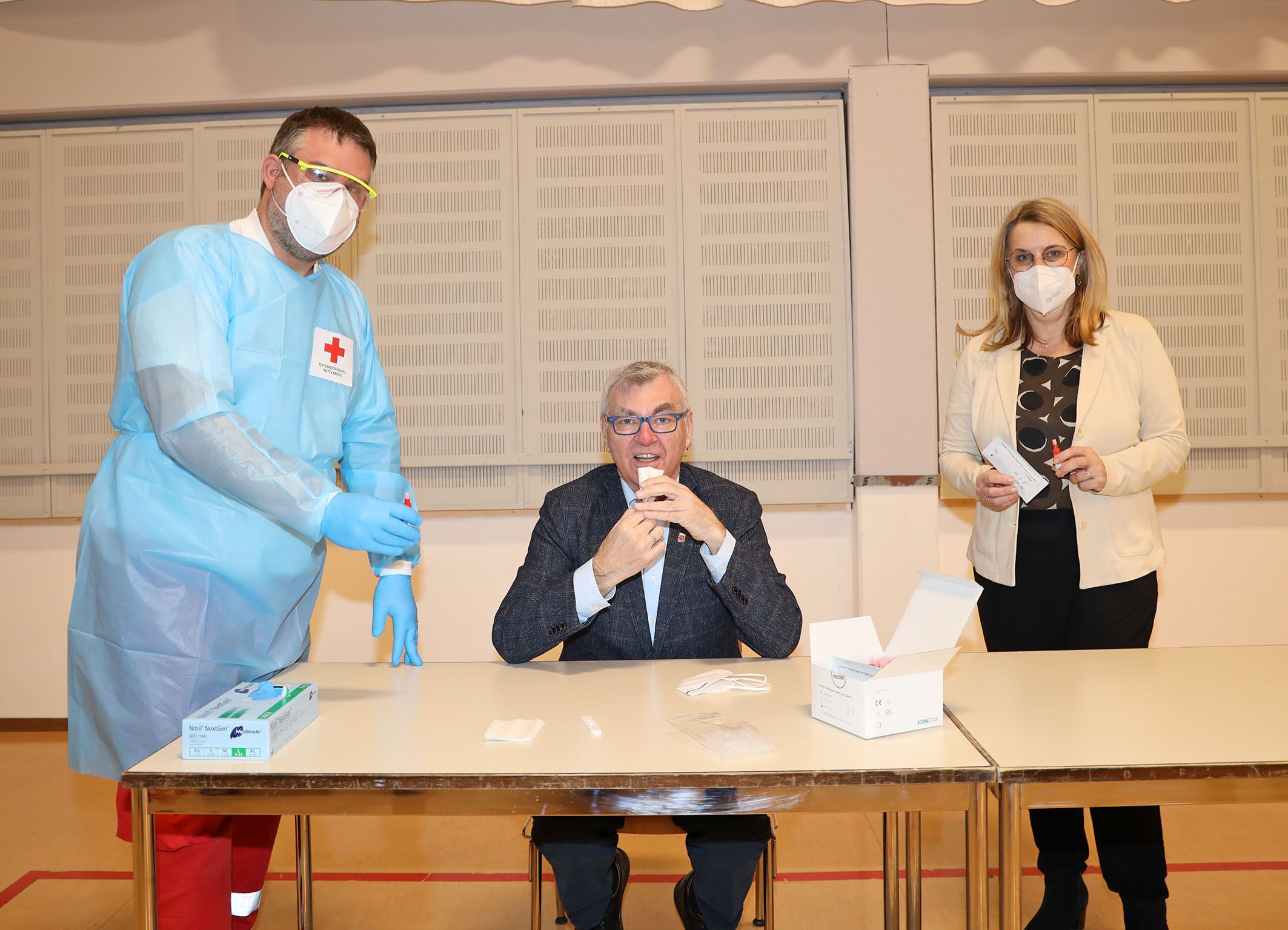 Bürgermeister Karl Harrer (bei der Spuckabgabe) und Landesrätin Ulrike Königsberger-Ludwig. 