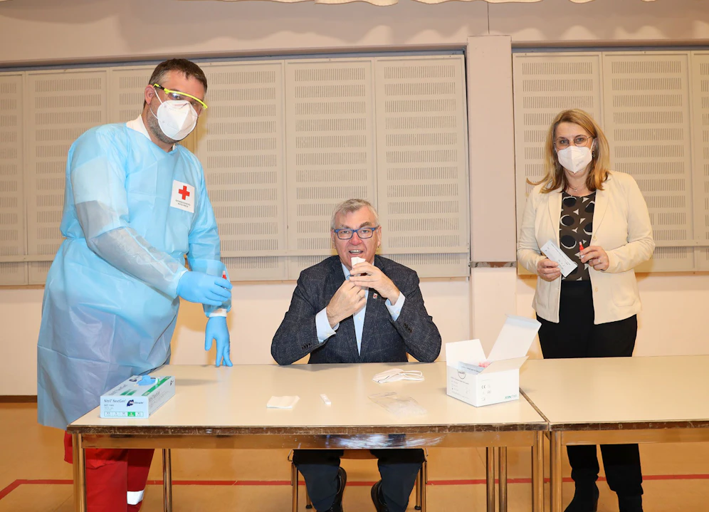 Bürgermeister Karl Harrer (bei der Spuckabgabe) und Landesrätin Ulrike Königsberger-Ludwig. 
