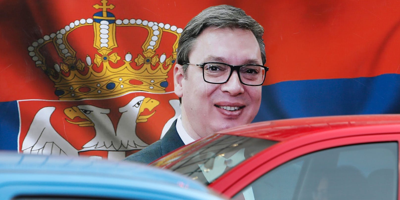 Serbiens Staatspräsident Aleksandar Vučić (auf einem Banner)