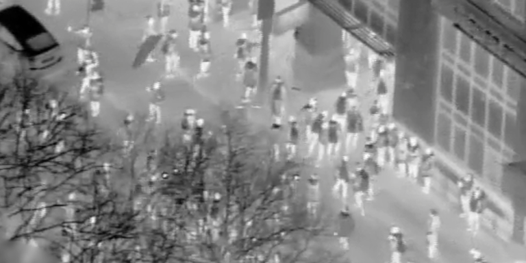 Am Samstag wurde von Demonstranten ein Versicherungsgebäude gestürmt