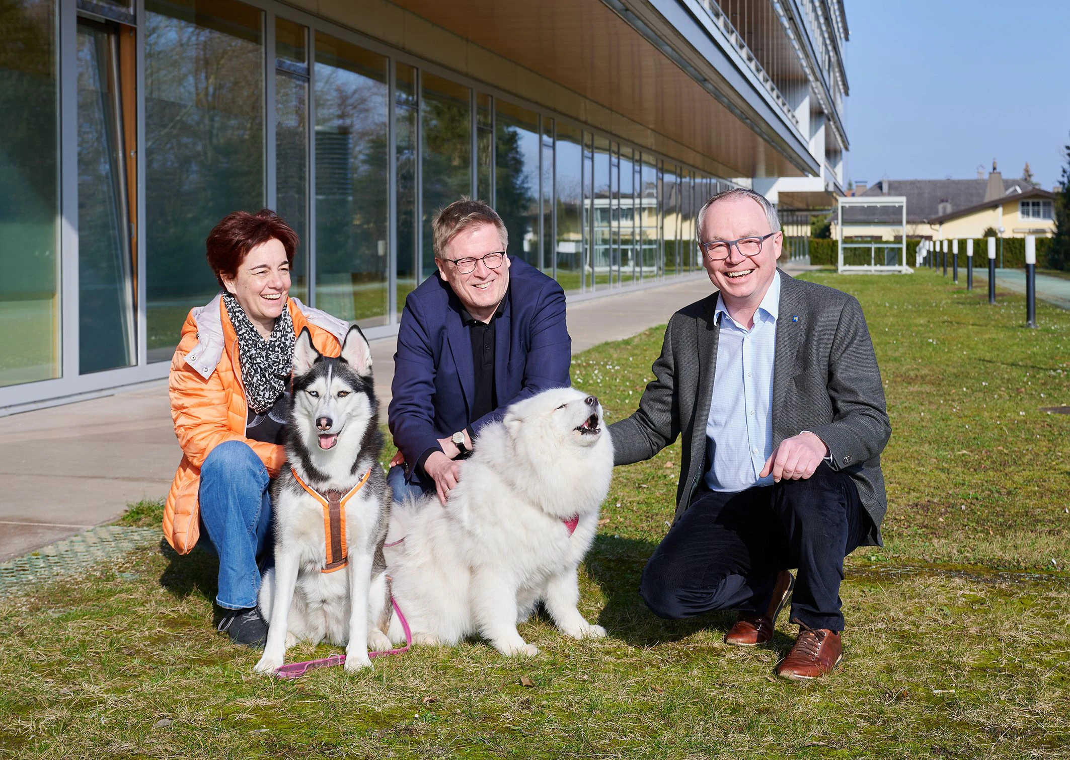 ..., Hochgatterer und Pernkopf mit den beiden Hundedamen.