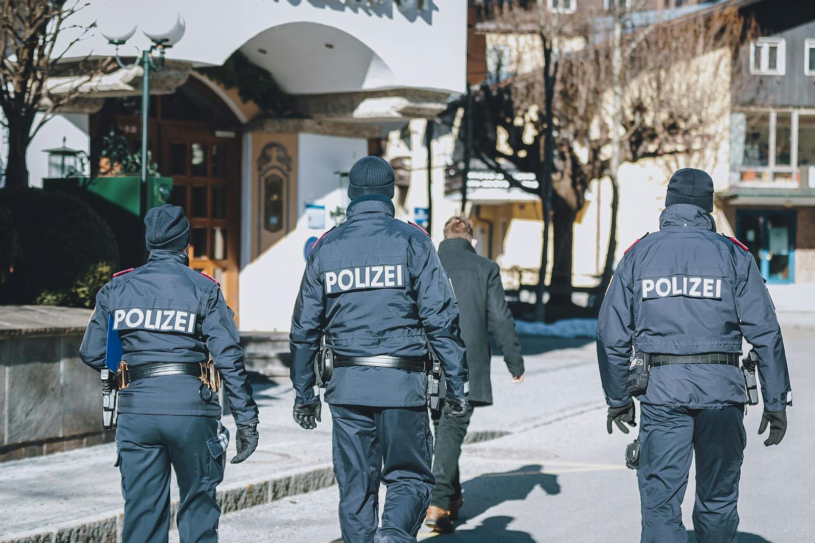 Polizisten sprengten in Linz eine Corona-Party, bei der 10 Personen in einem Schlafzimmer gefunden wurden.
